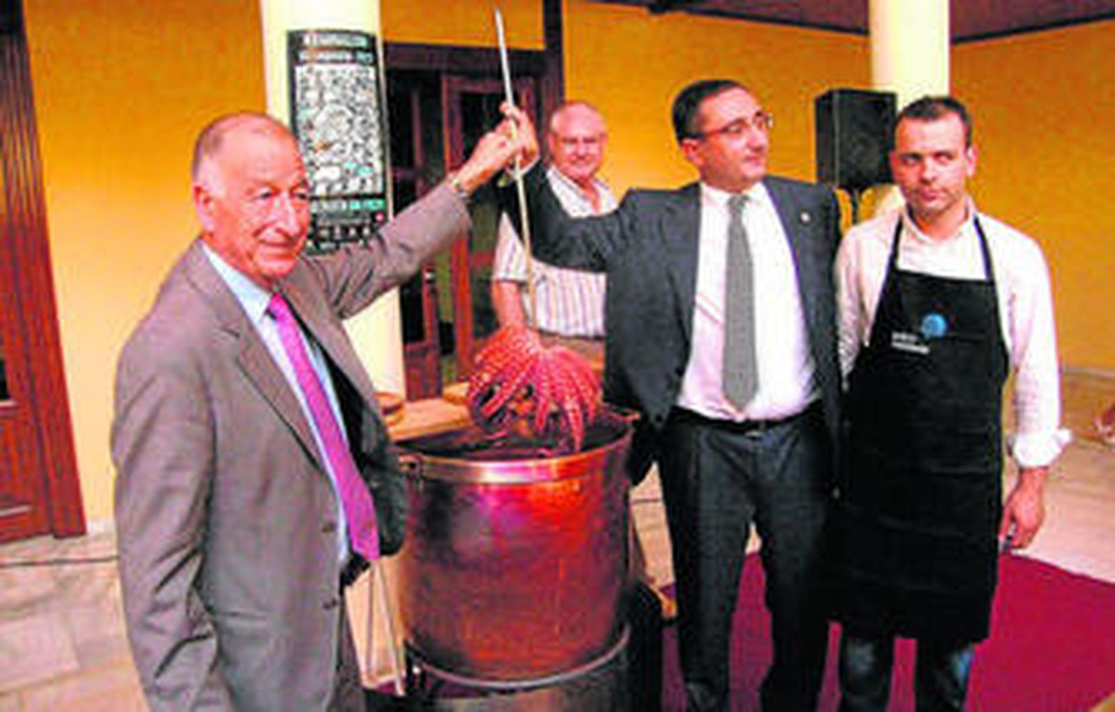 Gabriel Amat y Argimiro Marnotes, alcalde de O Caballiño, junto al pulpo, uno de los protagonistas de la jornada.