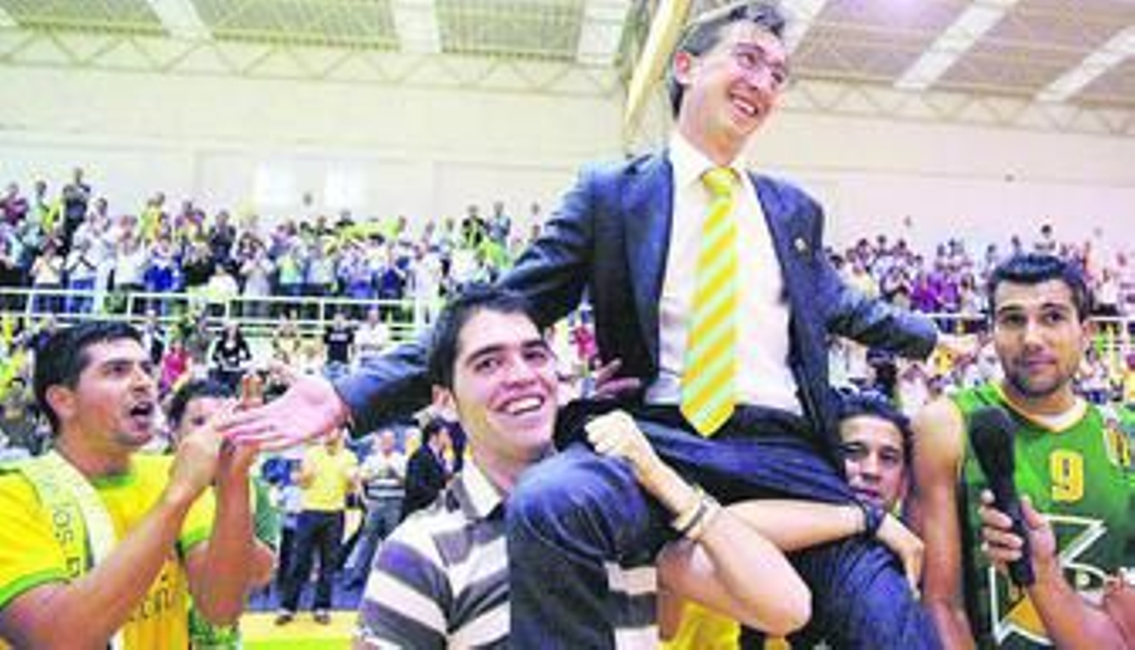 Moncho Fernández, paseado a hombros por los aficionados de Los Barrios.