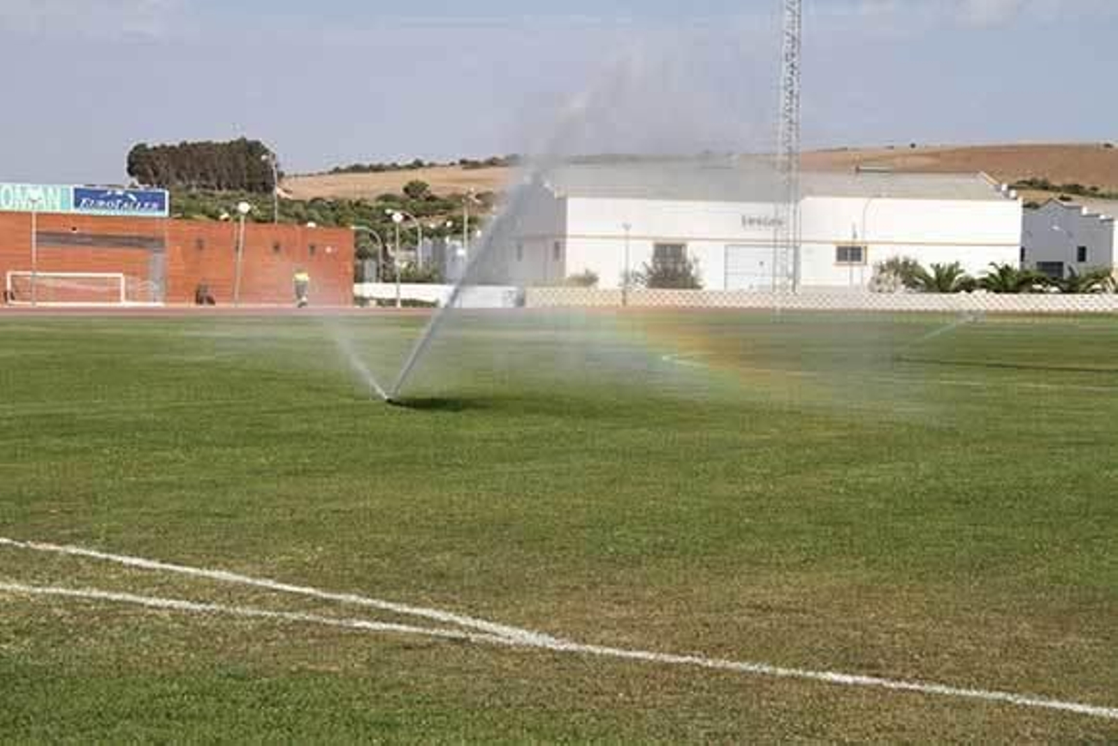 La plantilla se aisla de la situación institucional goleando en Medina