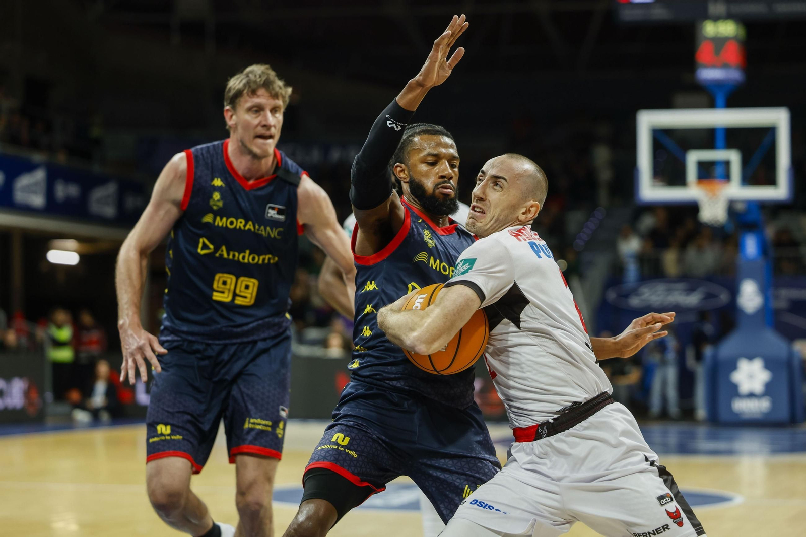 Rousselle pugna con un rival en el partido jugado en Andorra