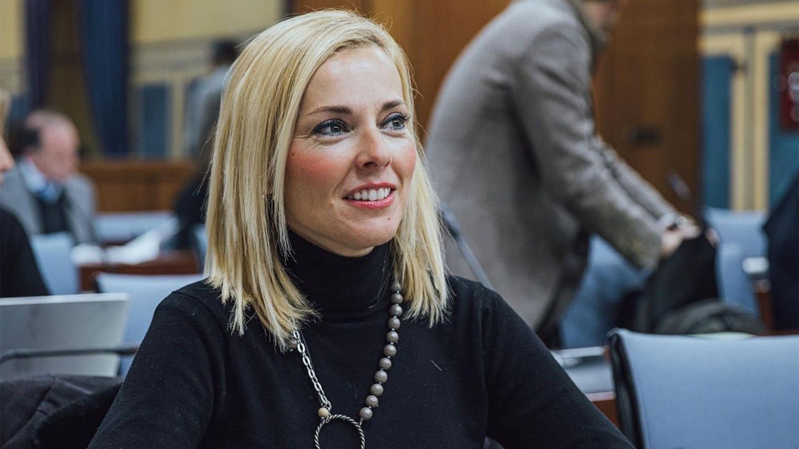 La nueva presidenta provincial de Vox, Blanca Armario, fotografiada en el Parlamento de Andalucía.