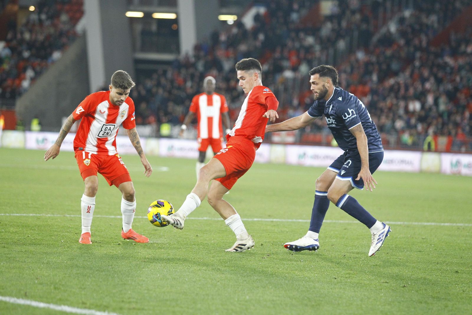La U.D. Almería empata a uno contra el Cádiz y es campeón de invierno, en imágenes