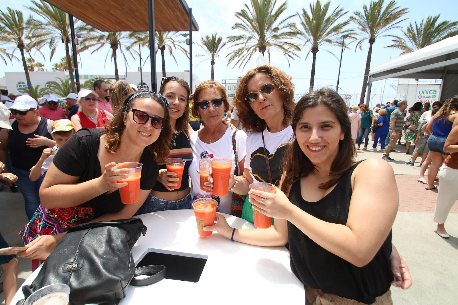 Fotogalería del récord Guinnes del gazpacho más grande del mundo
