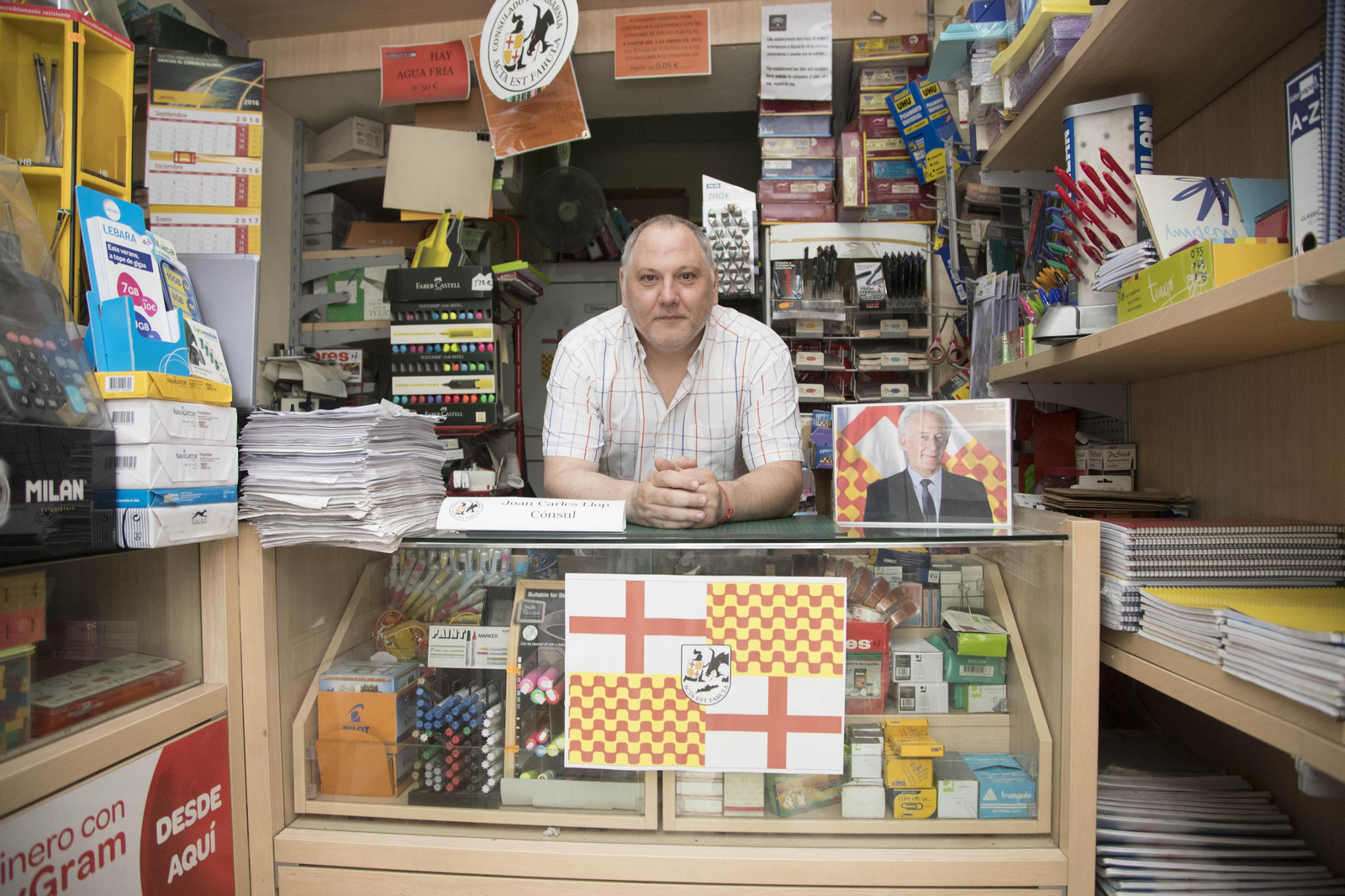 Juan Carlos Lobo, en el mostrador de su negocio, en la calle Alfonso XII.