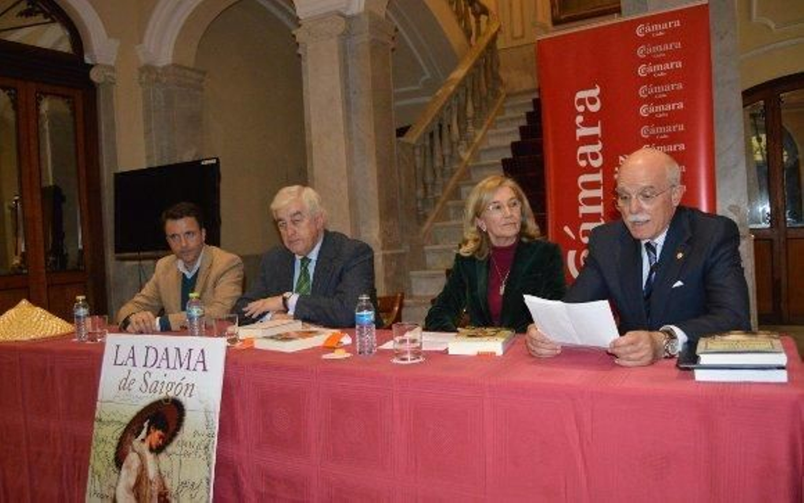 El autor del libro, José Luis Gil Soto, con Ángel Juan Pascual, Carmen Cózar y Agustín Rosety, durante la presentación en la Cámara de Comercio.

Foto: Ignacio Casas de Ciria