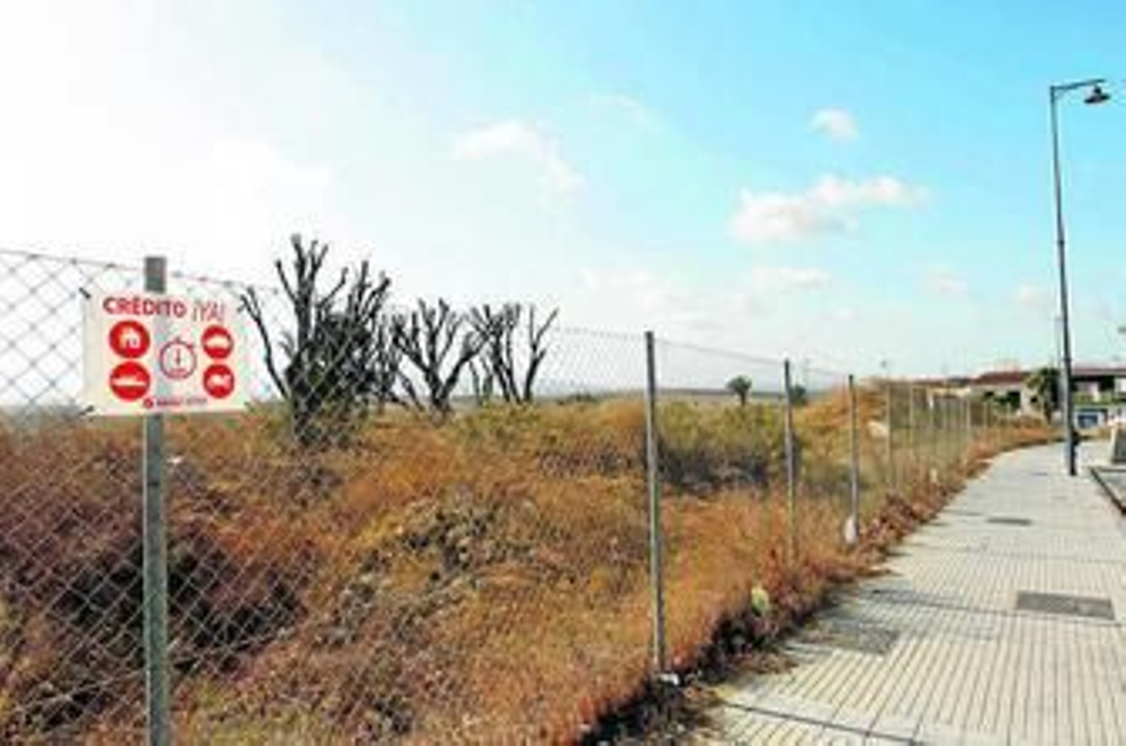 Parcela que sale a la venta para la construcción de viviendas protegidas.