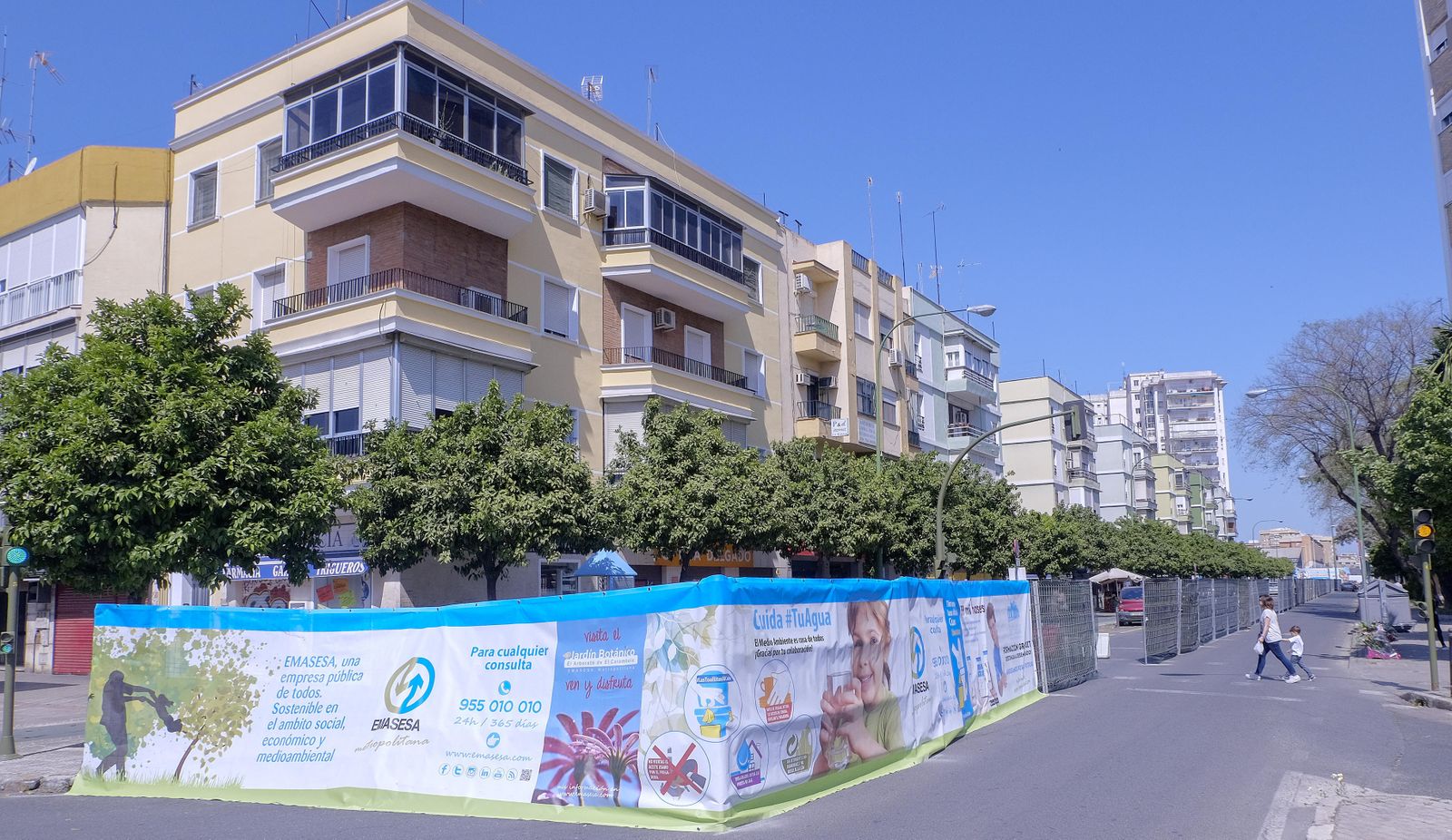 Vallas que cortan el paso de vehículos a la Avenida del Greco desde Kansas City.