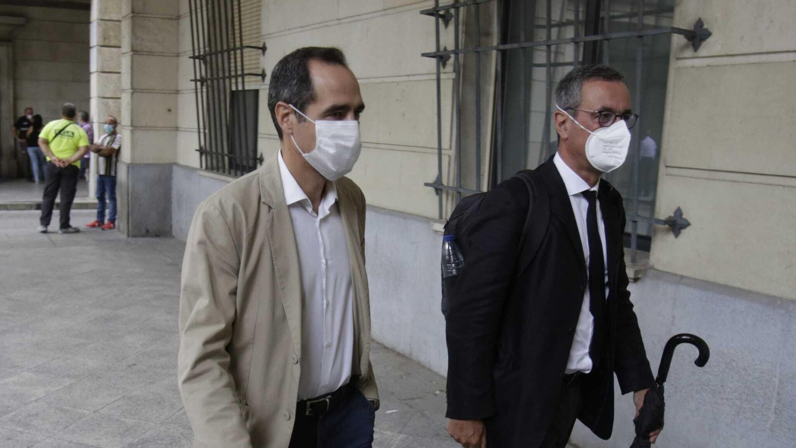 El ex director de Promoción Cristóbal Cantos, con su abogado, José María Calero.