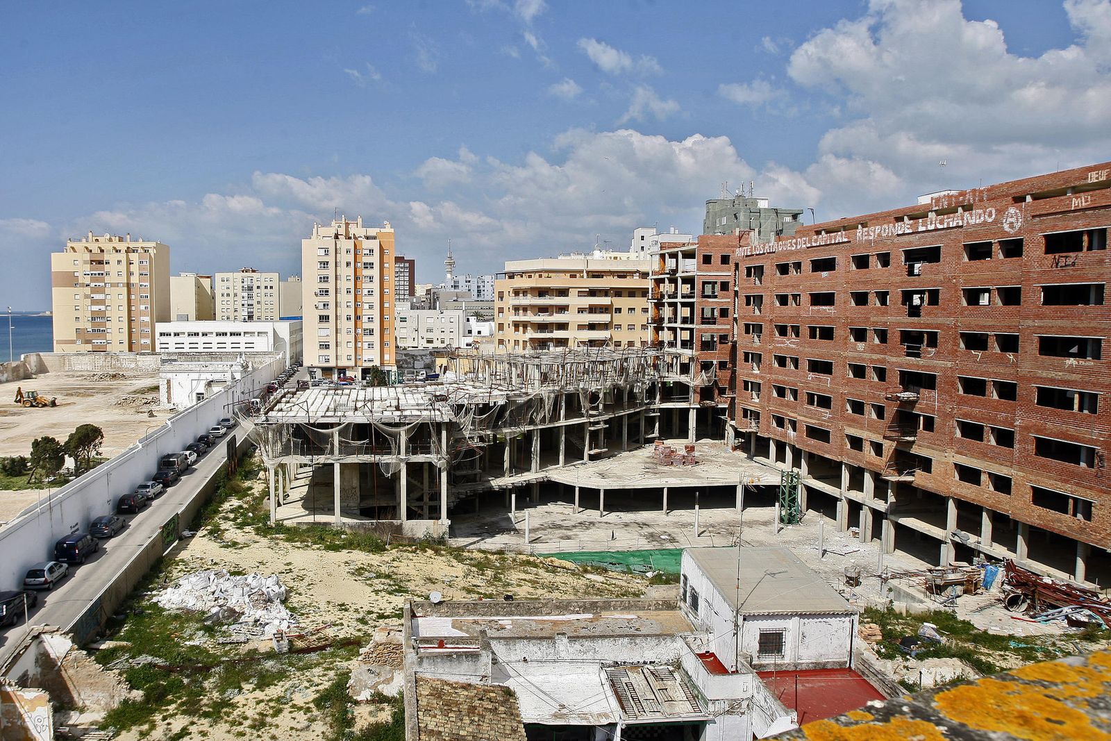 Promoción de viviendas que se paralizó duante la crsis en Cádiz y sigue sin terminar.