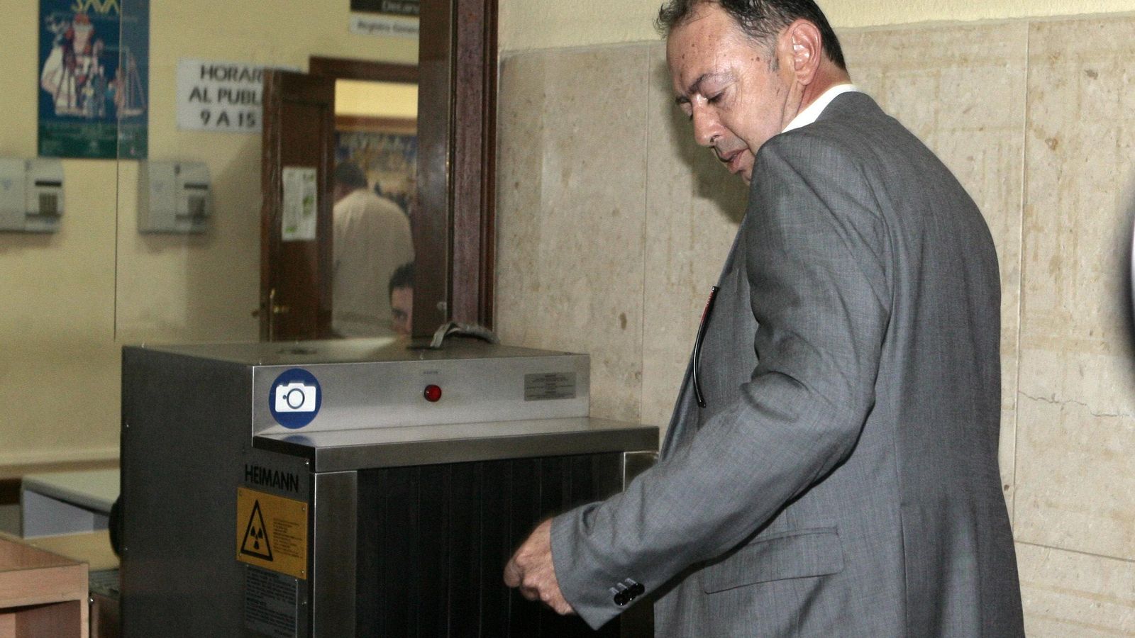 Daniel Alberto Rivera pasa el control de seguridad de los juzgados del Prado, en una imagen de archivo. Daniel Alberto Rivera pasa el control de seguridad de los juzgados del Prado, en una imagen de archivo.