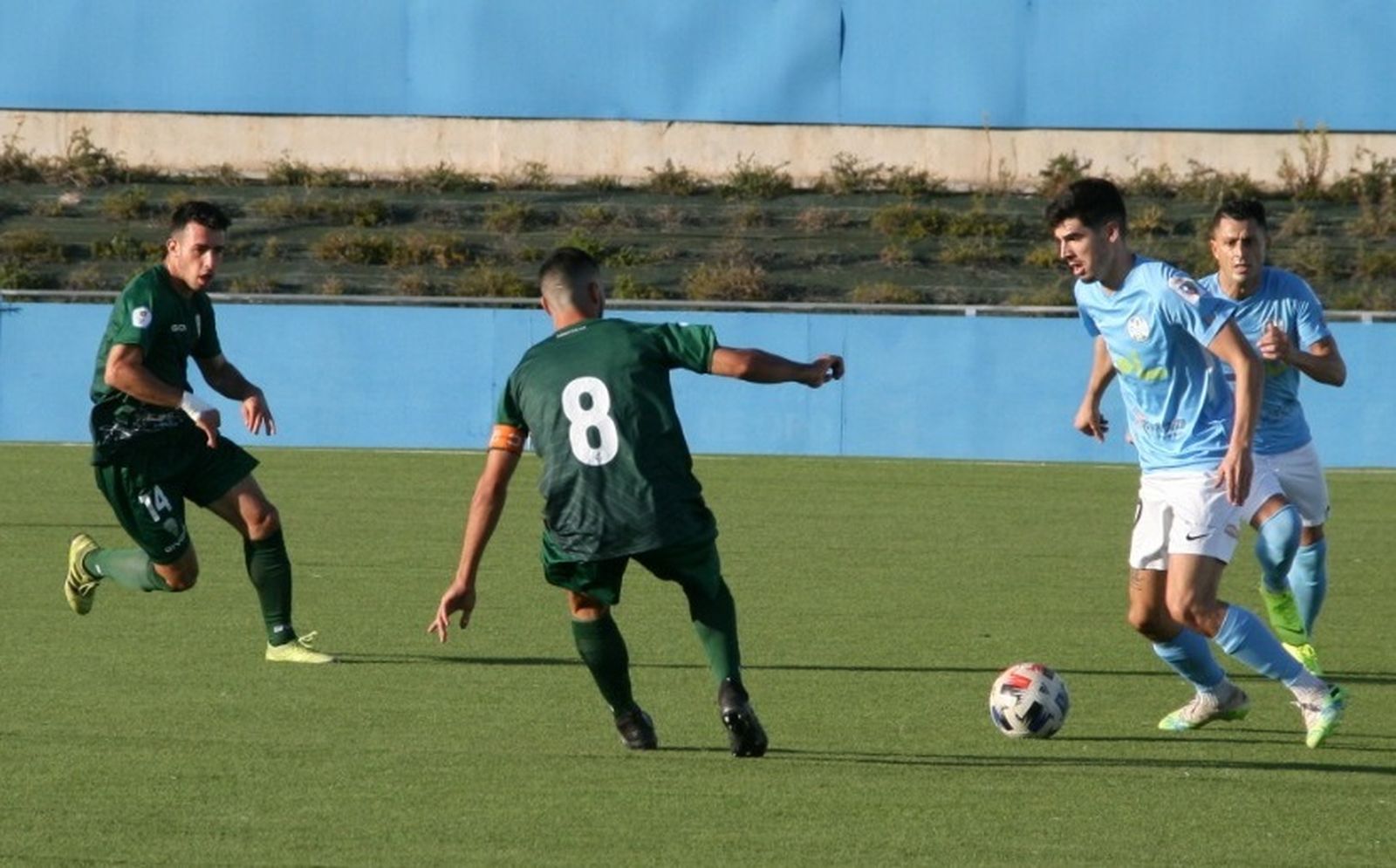 Nacho intenta marcharse de la presión de Moyano ante la mirada de Puga y Zurdo.