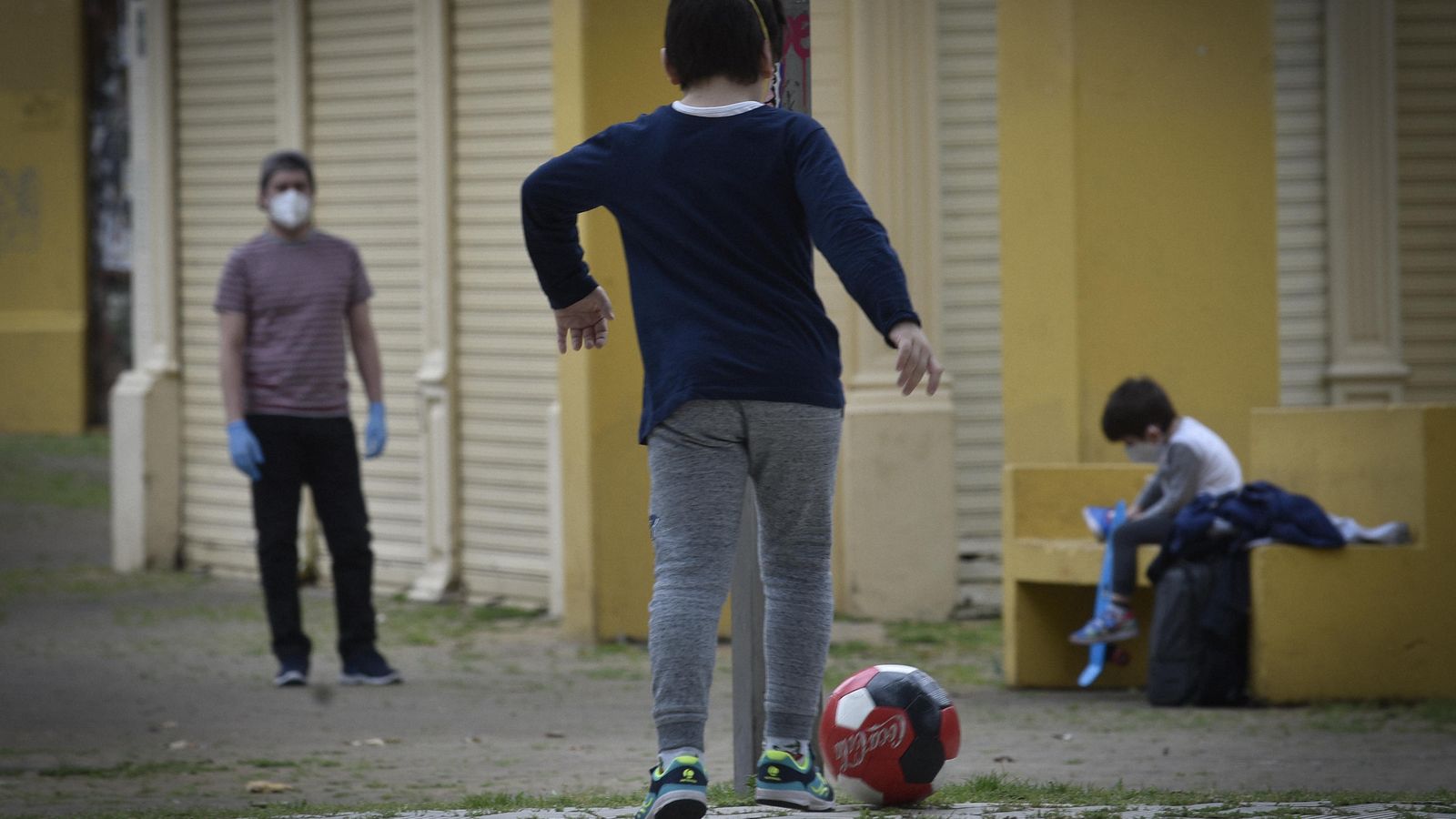 Un menor jugando con su padre a la pelota.