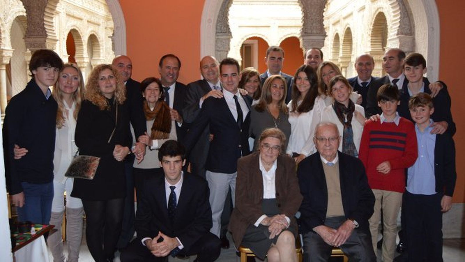 El matrimonio de la Rosa Barrasa, durante la celebración de sus bodas de diamante matrimoniales con sus hijos José Luis, Guillermo, Teresa, Gonzalo, Edu, Reme, Fernando Pablo y Moncho de la Rosa, María Elena Palacio, Gonzalo Brome, Pilar López, Ana Mier, Mariam Karimova, Teresa, Gonzalo, Ignacio y Santi Brome, Gonzalo y Eduardo de la Rosa Palacio y Guillermo y Cristina de la Rosa López.