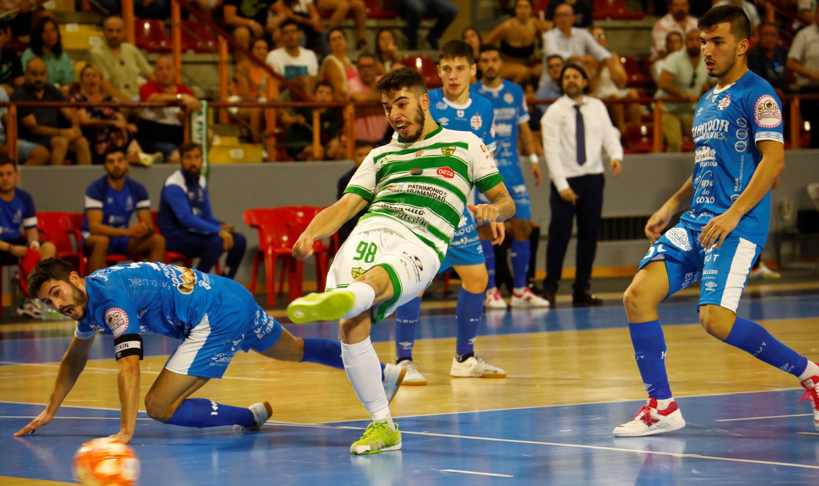 Lucas Perin intenta definir ante la portería del Noia.