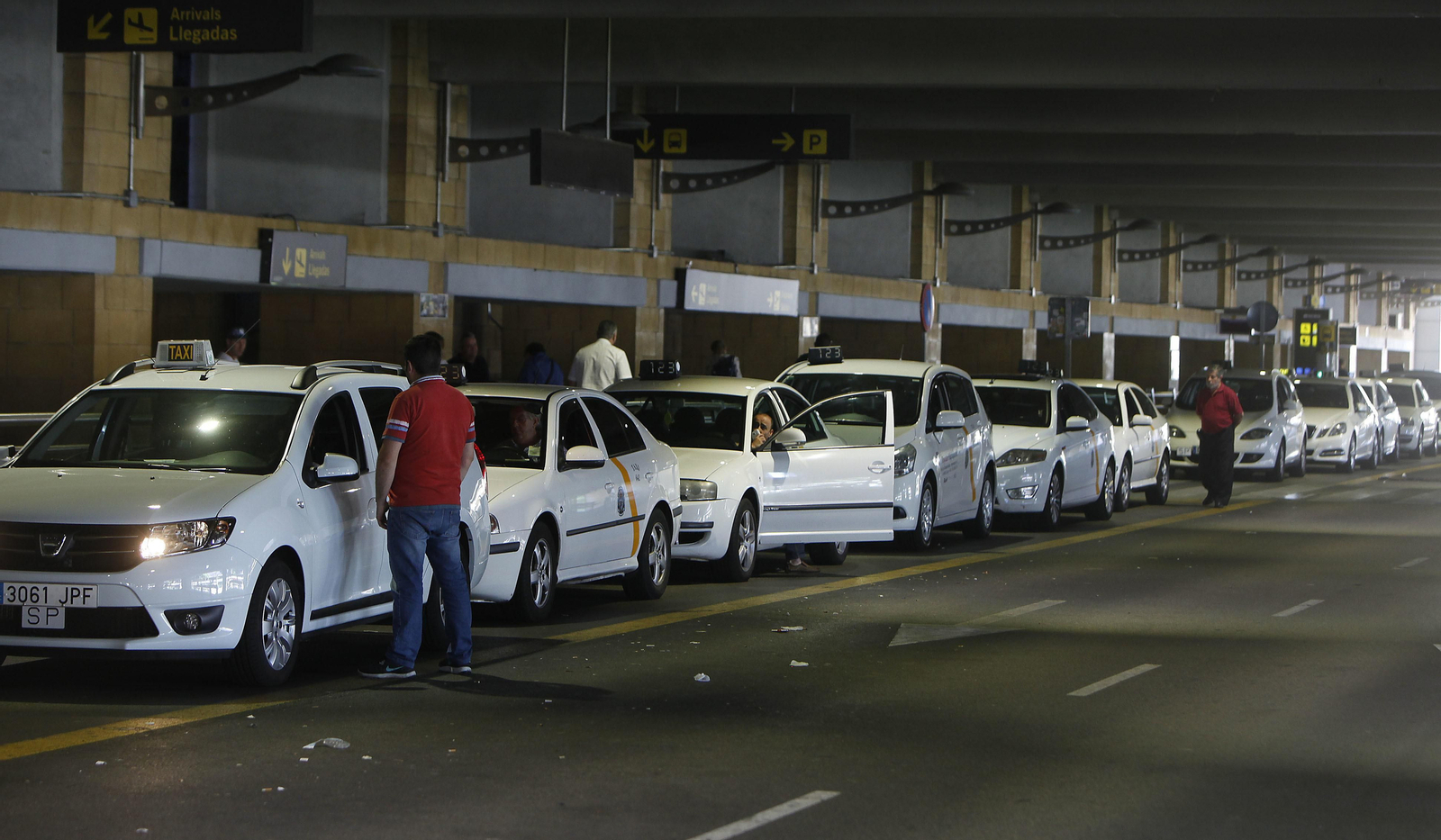 Taxis estacionados en la zona habilitada en el aeropuerto de San Pablo