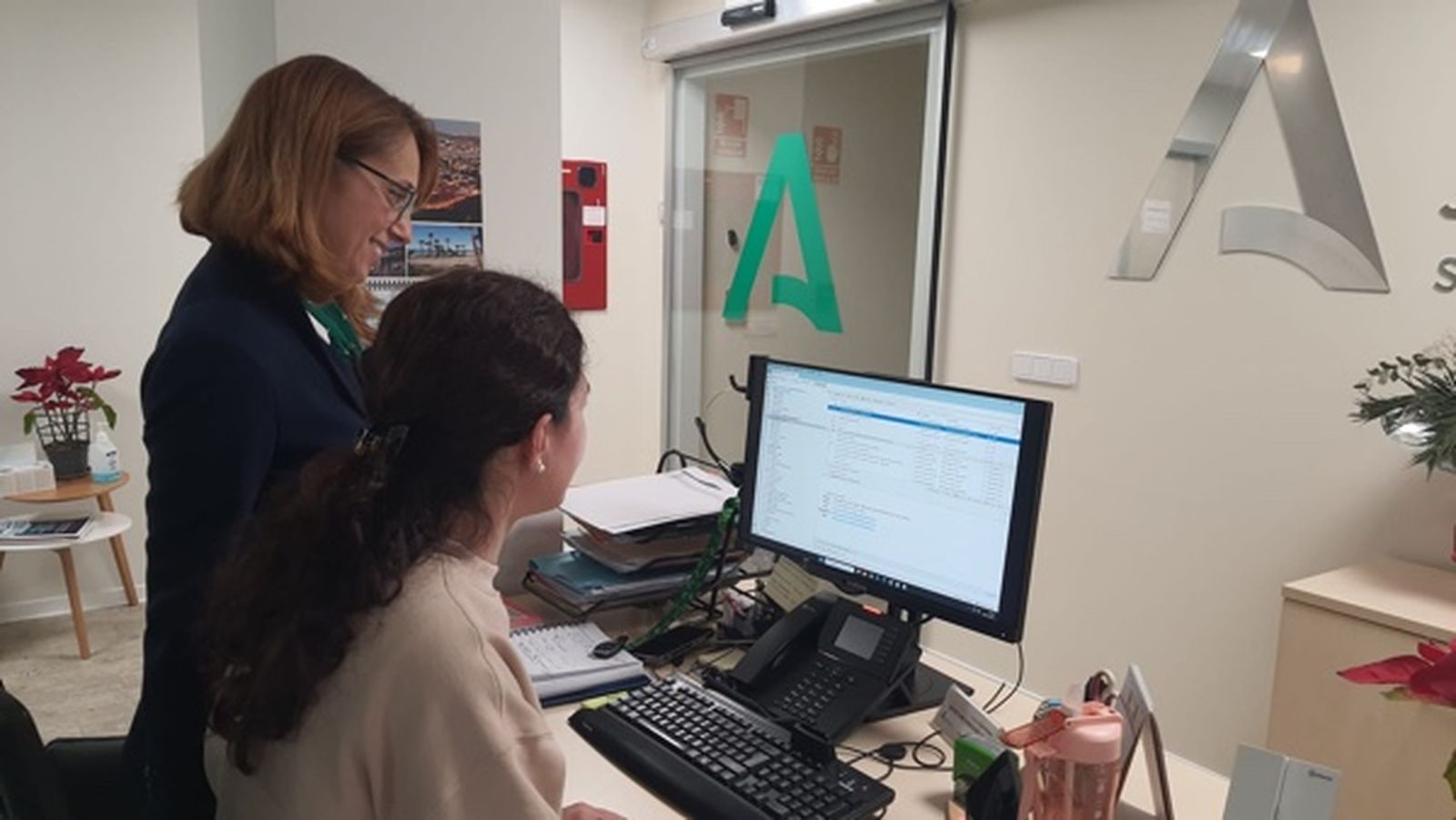 Una estudiante universitaria durante sus prácticas en la administración sanitaria de la Junta de Andalucía.