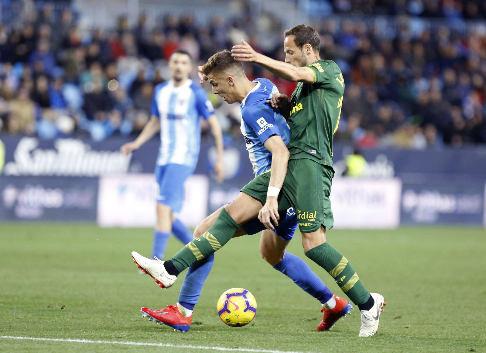 Iván Alejo trata de marcharse de un futbolista de la UD Las Palmas. Iván Alejo trata de marcharse de un futbolista de la UD Las Palmas.