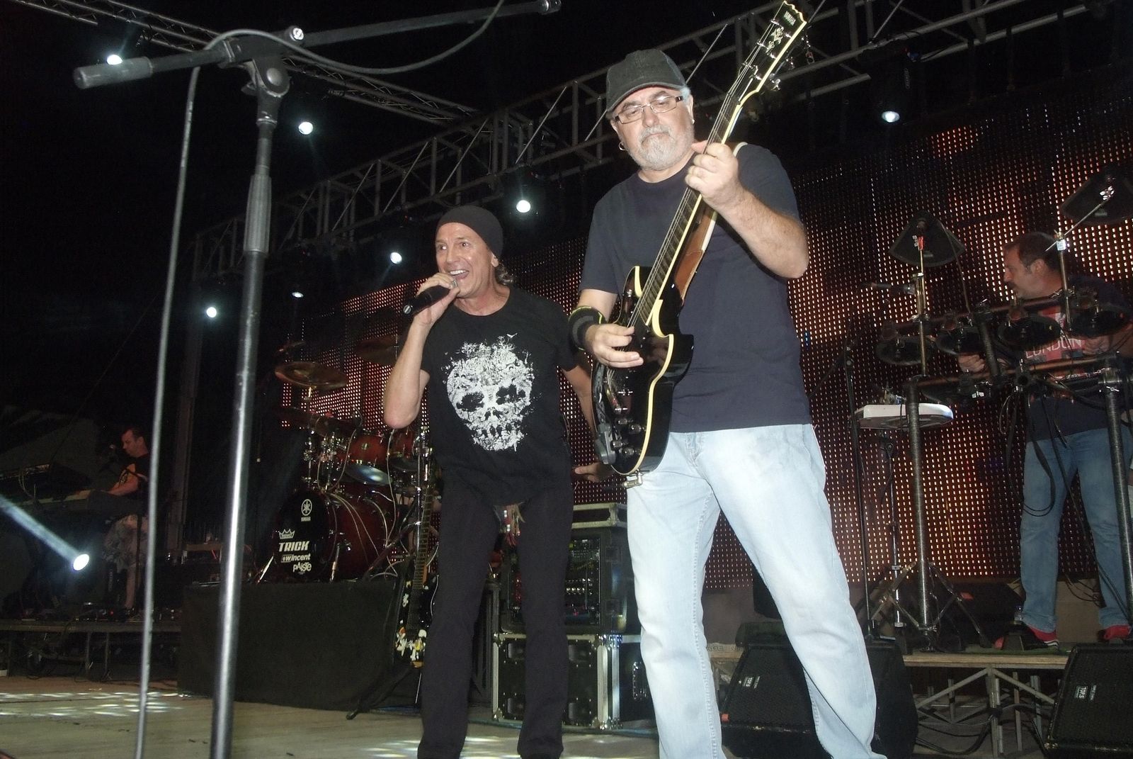 Luismi, cantante de la banda con Juan Carlos González, un maestro de la guitarra. Detrás, Antonio Molinero.