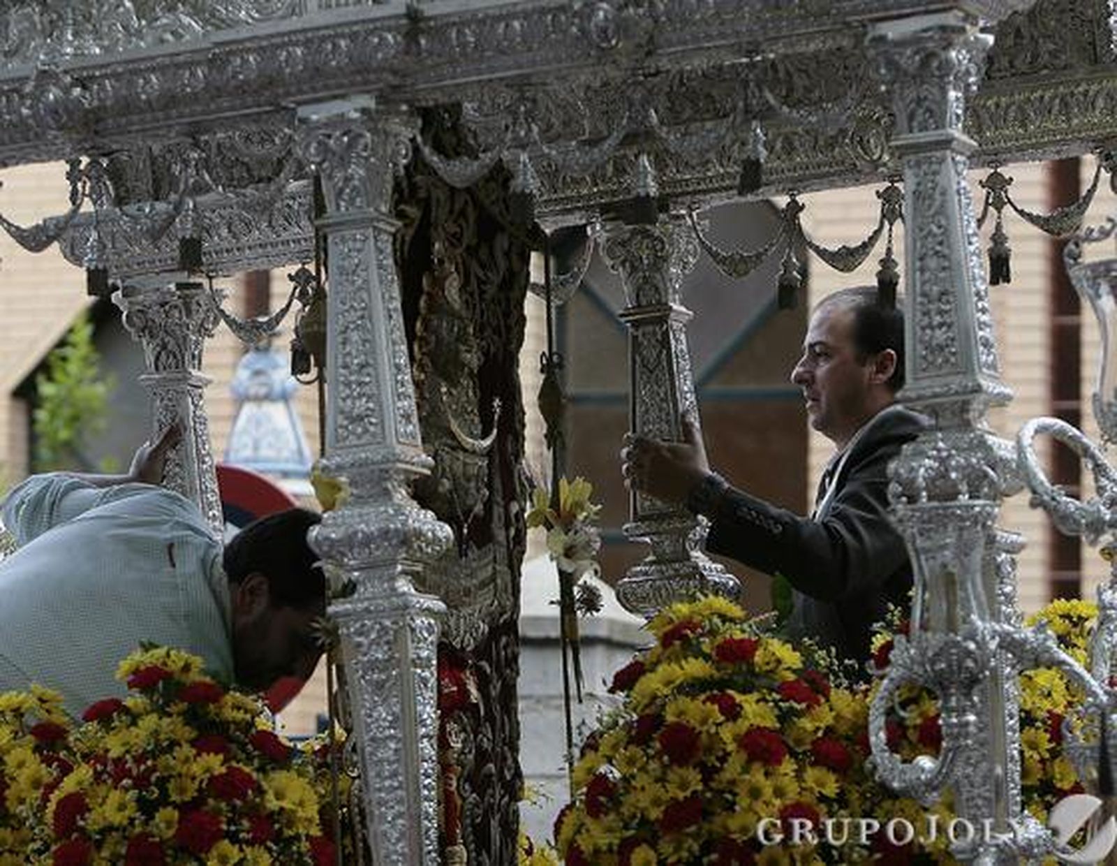 Retoques en el simpecado de la Hermandad de Sevilla Sur.

Foto: José Ángel García