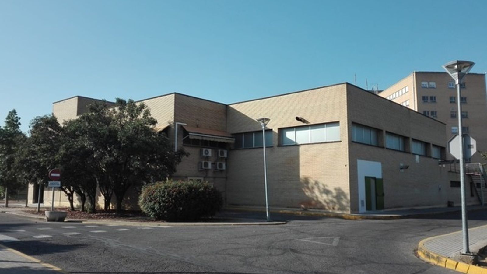 El edificio donde se ubica la lavandería provincia del SAS en el Virgen del Rocío.