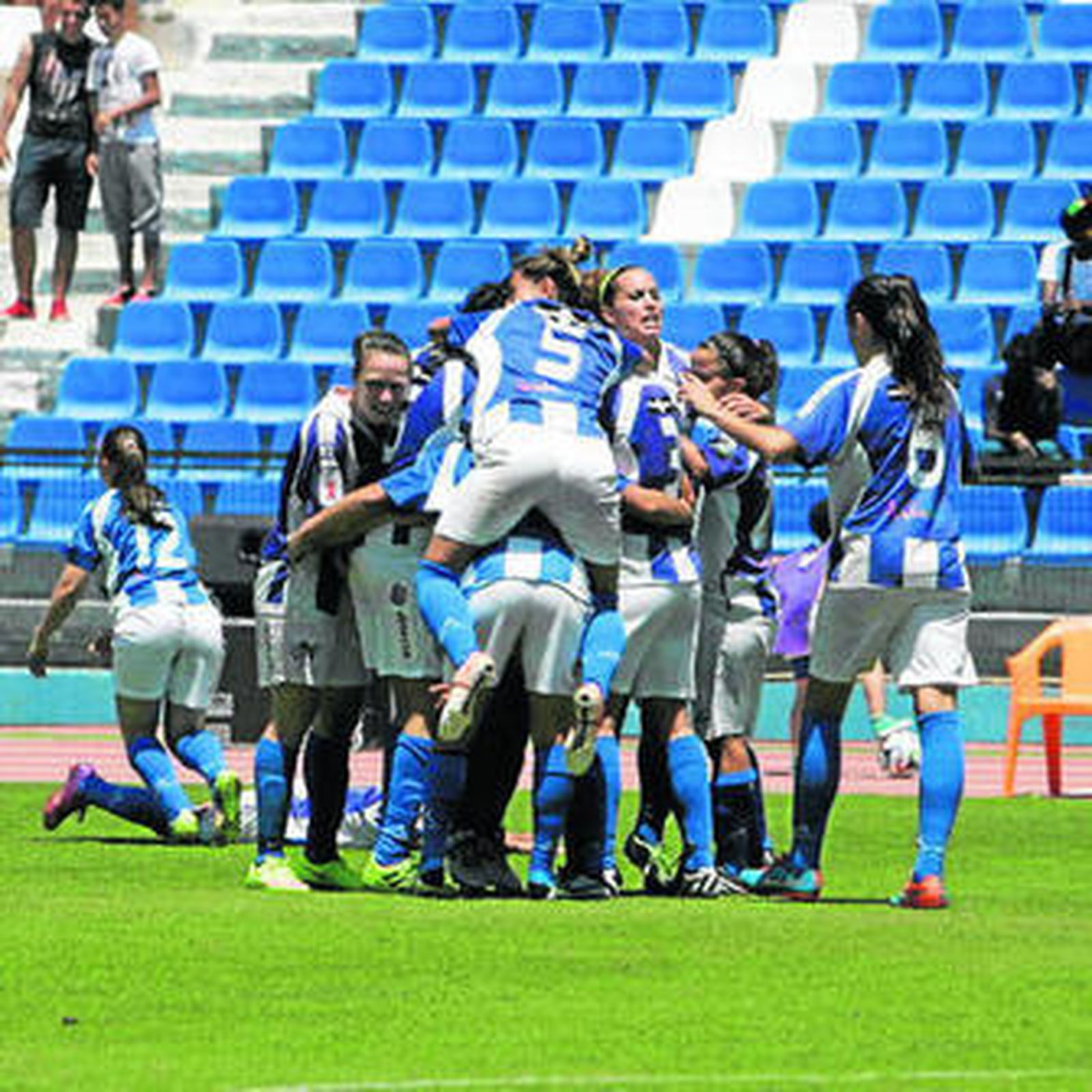 Antonio Toledo destacó la unión del equipo, que en la imagen festeja uno de los goles de ayer en Melilla.
