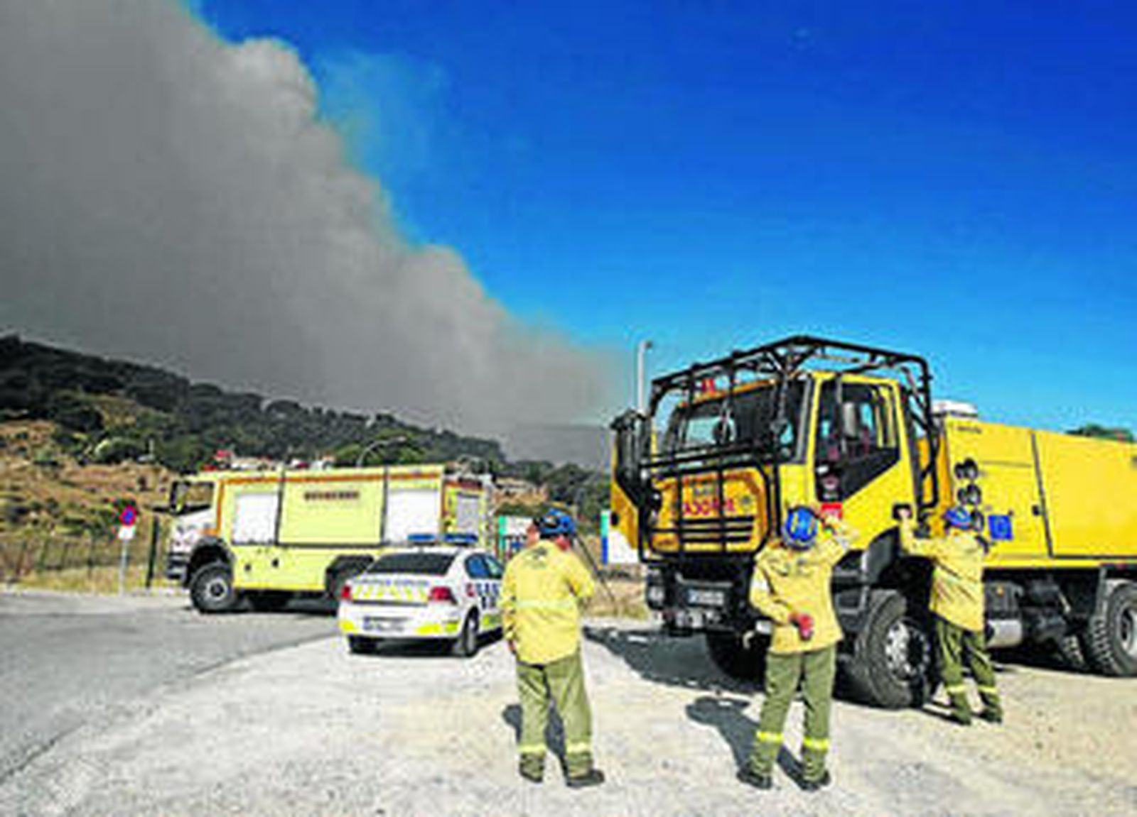 Imagen de una aeronave lanzando agua en la zona durante el incendio, ayer.