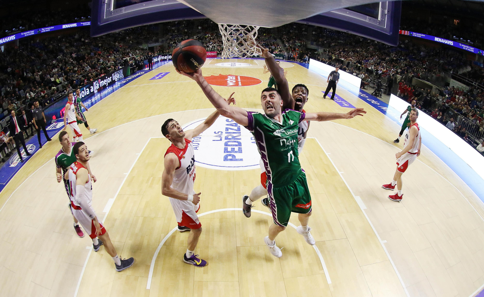 Shermadini deja una bandeja ante el BAXI Manresa.