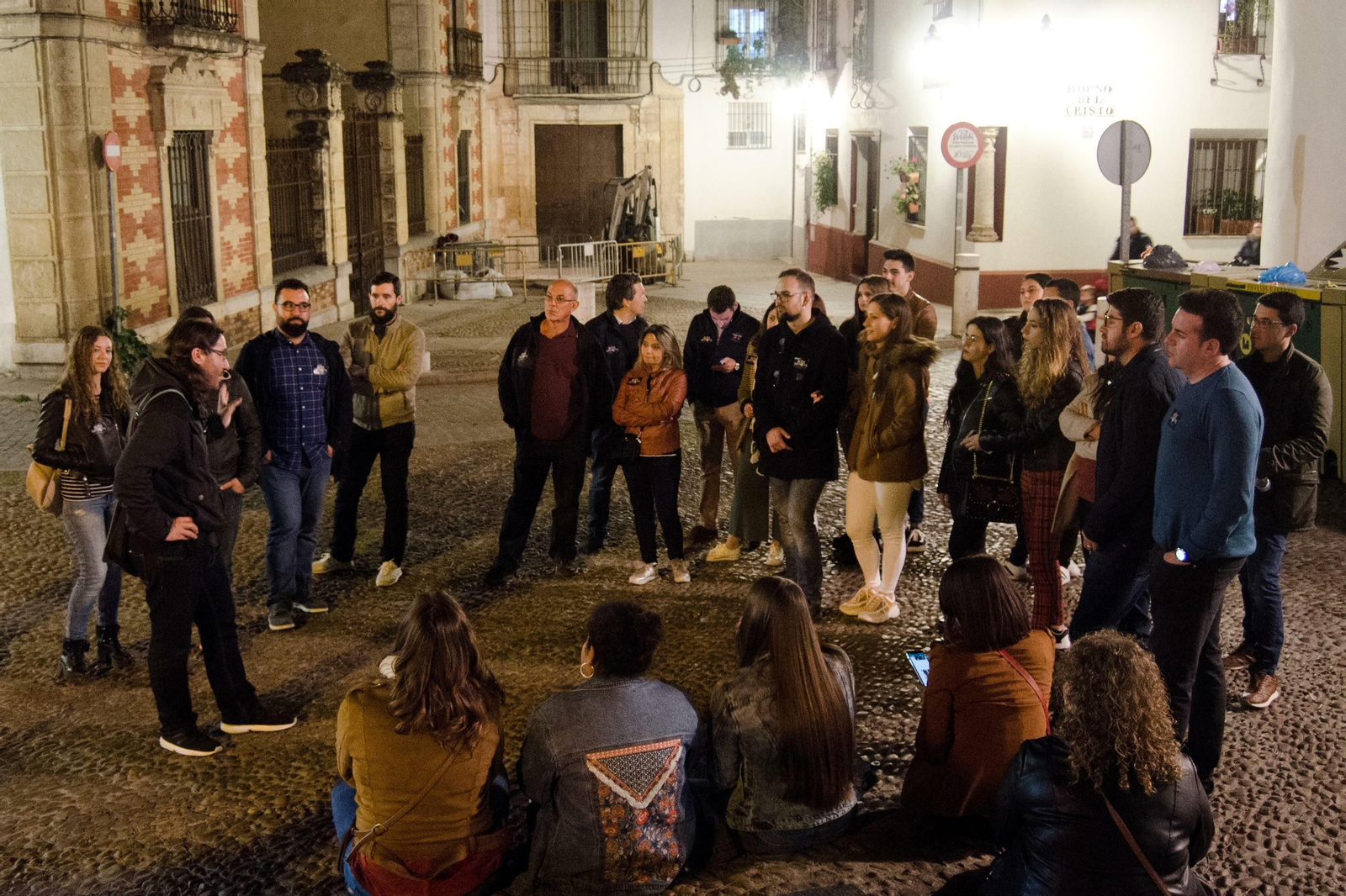 Participantes en uno de los itinerarios diseñados por la empresa Rutas Misteriosas.