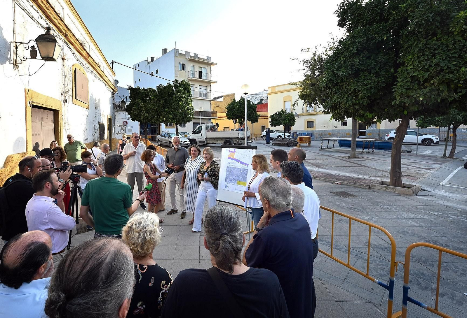 La alcaldesa presenta a los vecinos el proyecto de reforma de la plaza del Carbón.