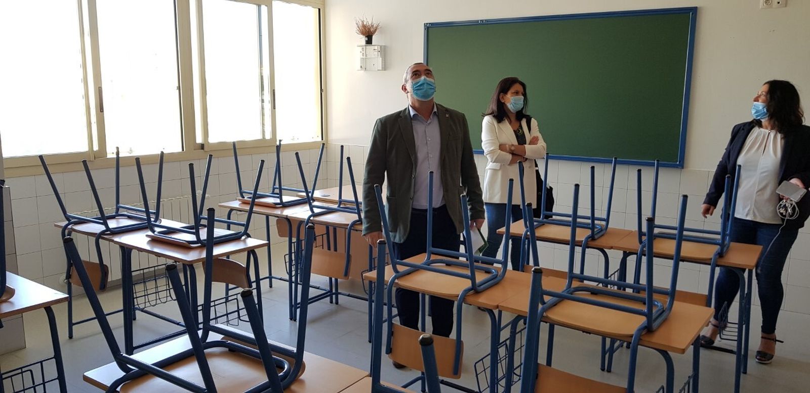 El delegado, Miguel Andréu, en un instituto de Jerez.