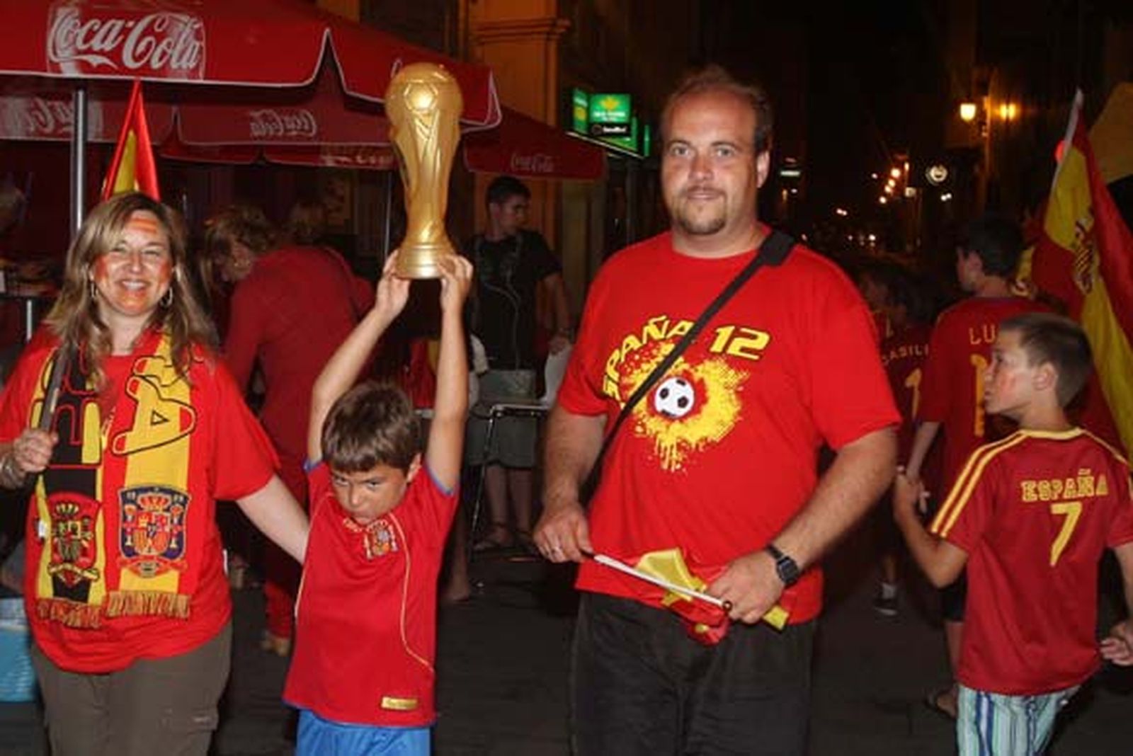 Todos los aficionados salieron a la calle a celebrar la victoria del Mundial vestidos con los colores de la selección

Foto: J.M. Quinones