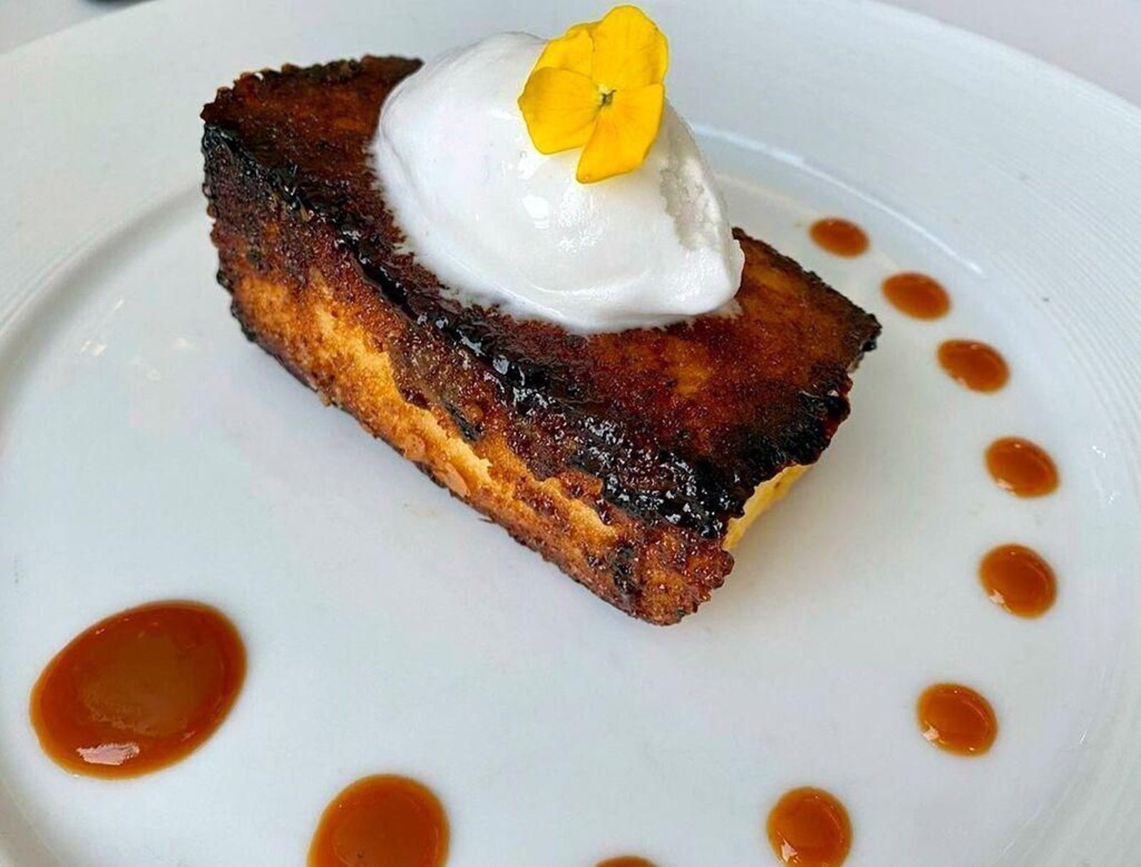 TORRIJA, EMPAPADA EN LECHE FRESCA, CARAMELIZADA Y ACOMPAÑADA DE HELADO DE VAINILLA