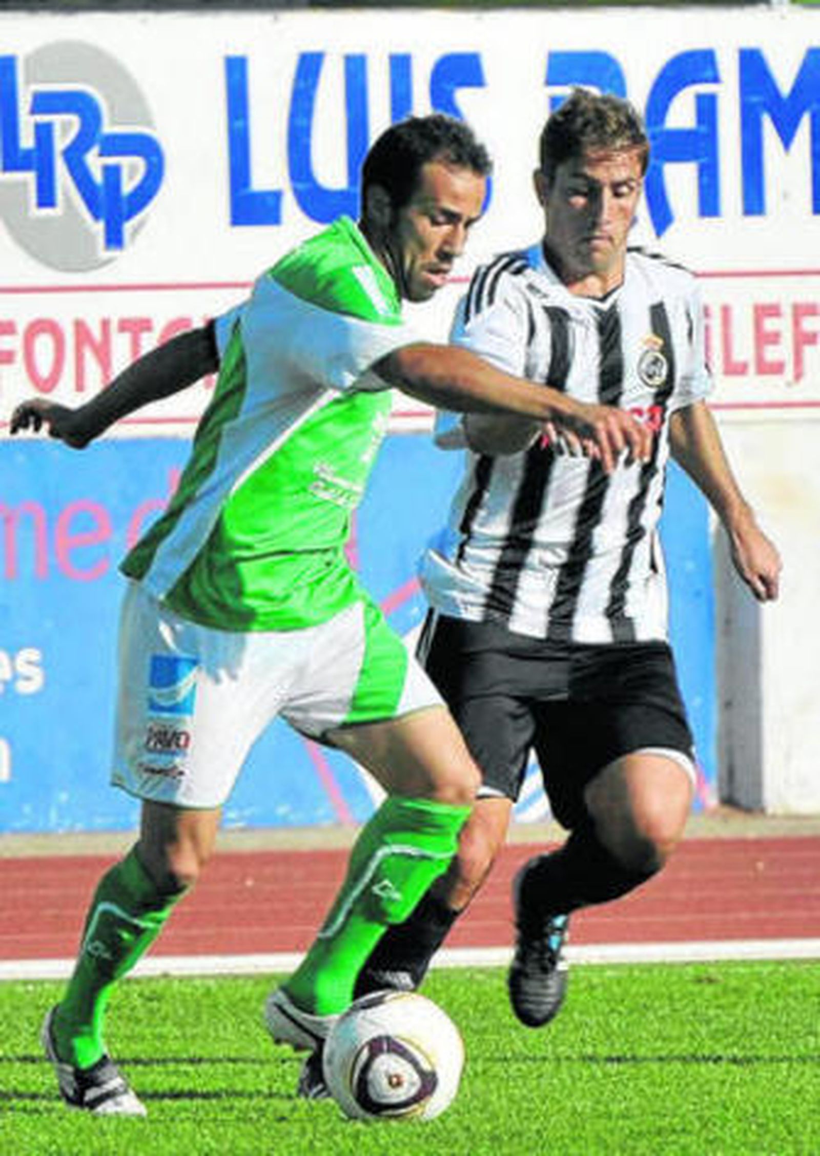 El debutante Iván Collado (d) intenta arrebatarle el balón a un rival.