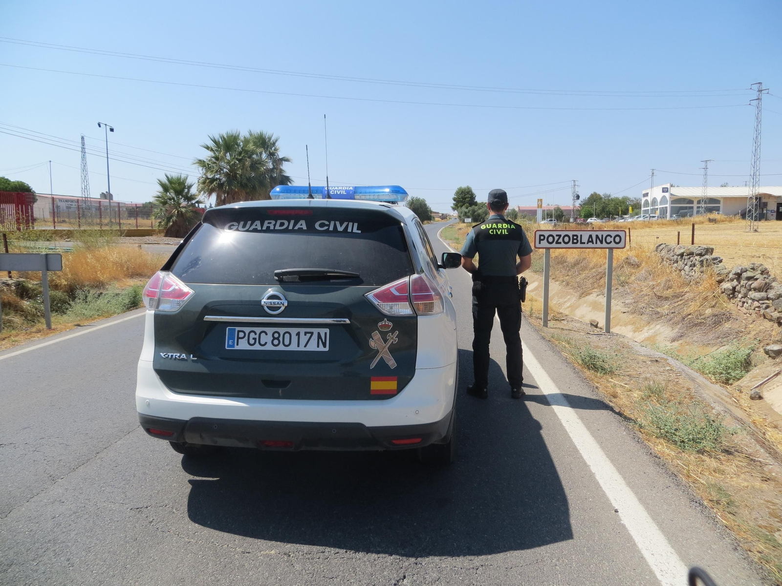 Un agente de la Guardia Civil en Pozoblanco.