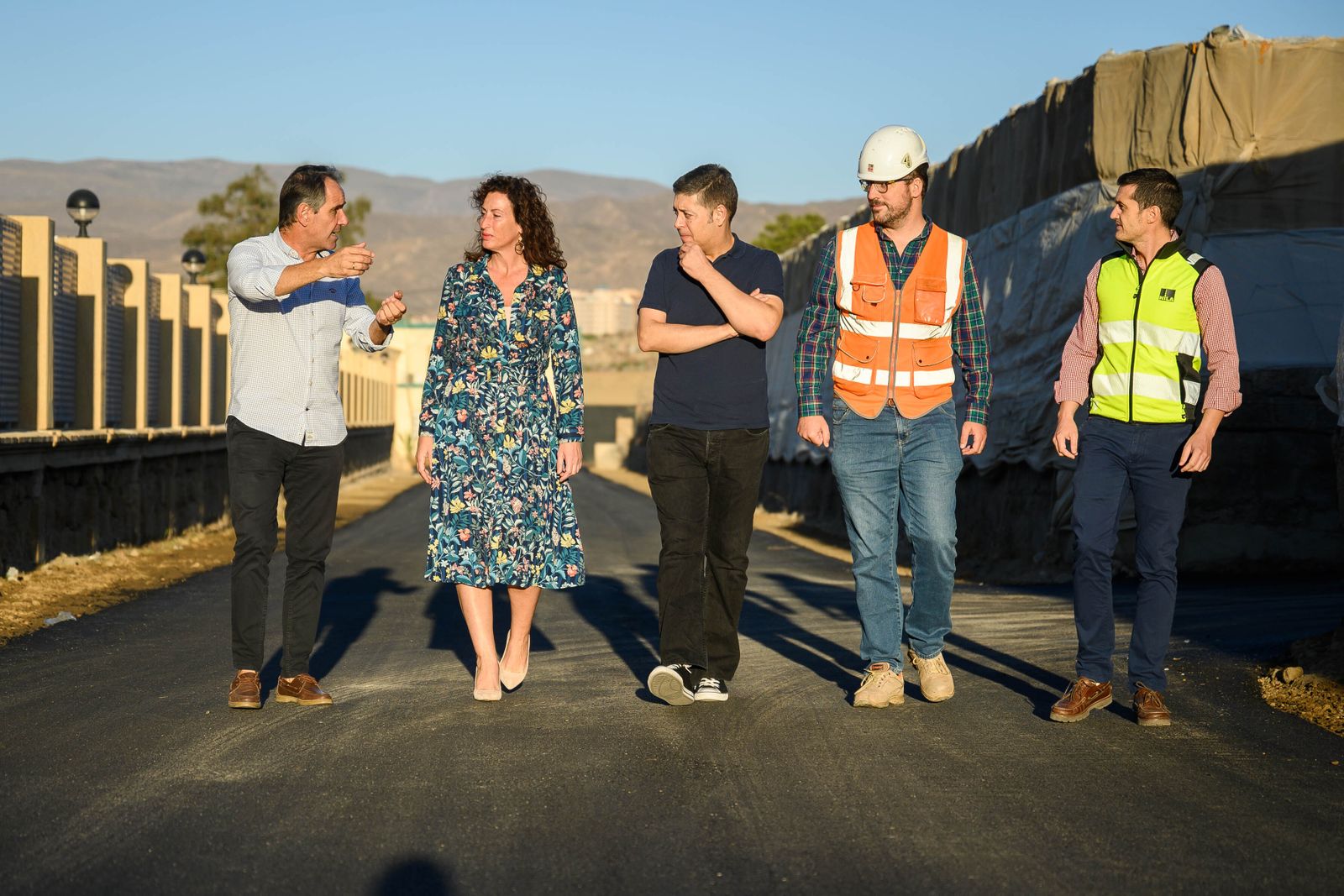 La alcaldesa visita un camino rural.