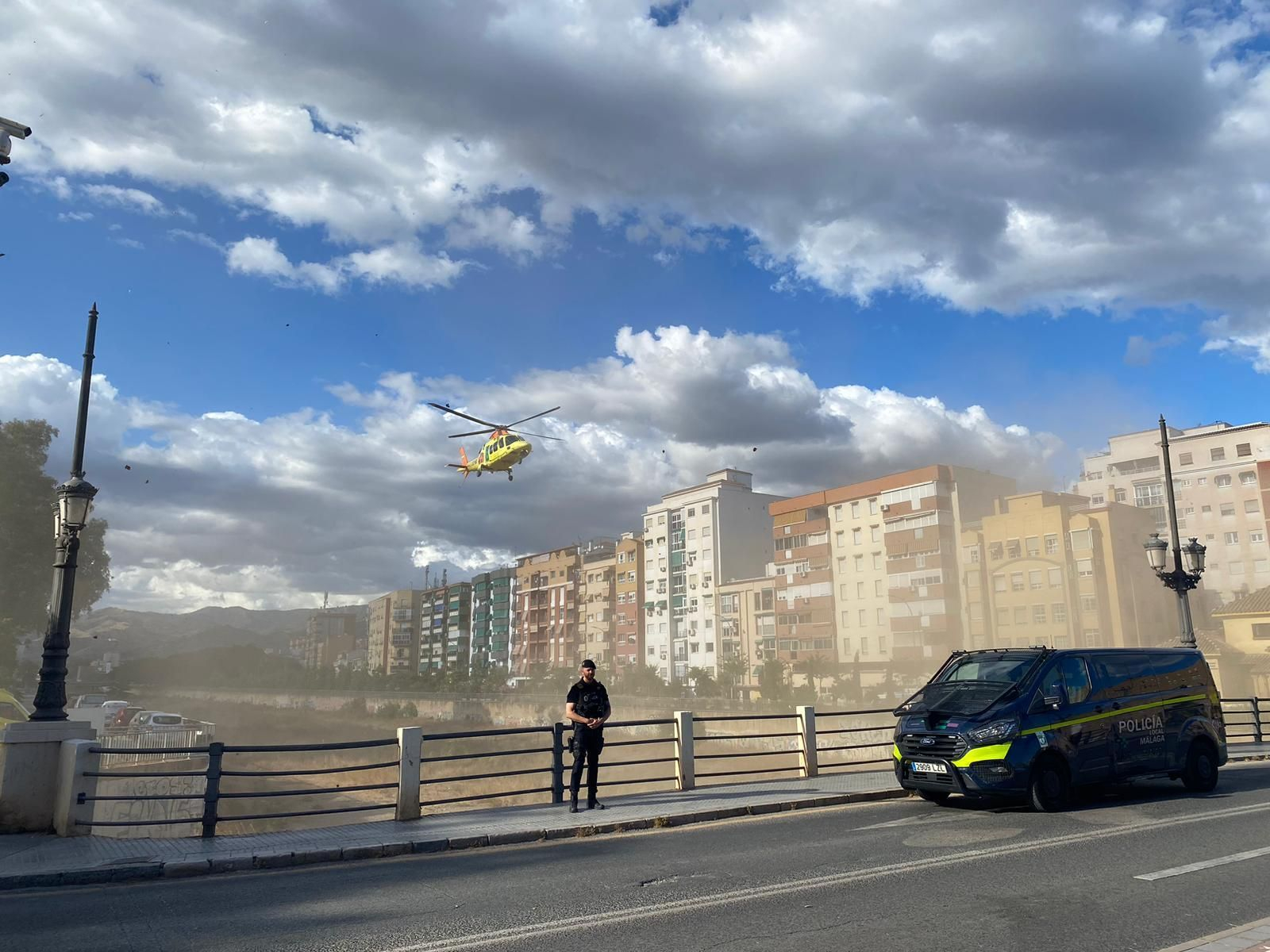 Operativa en el río Guadalmedina tras trasladar al menor en helicóptero desde Benahavís.