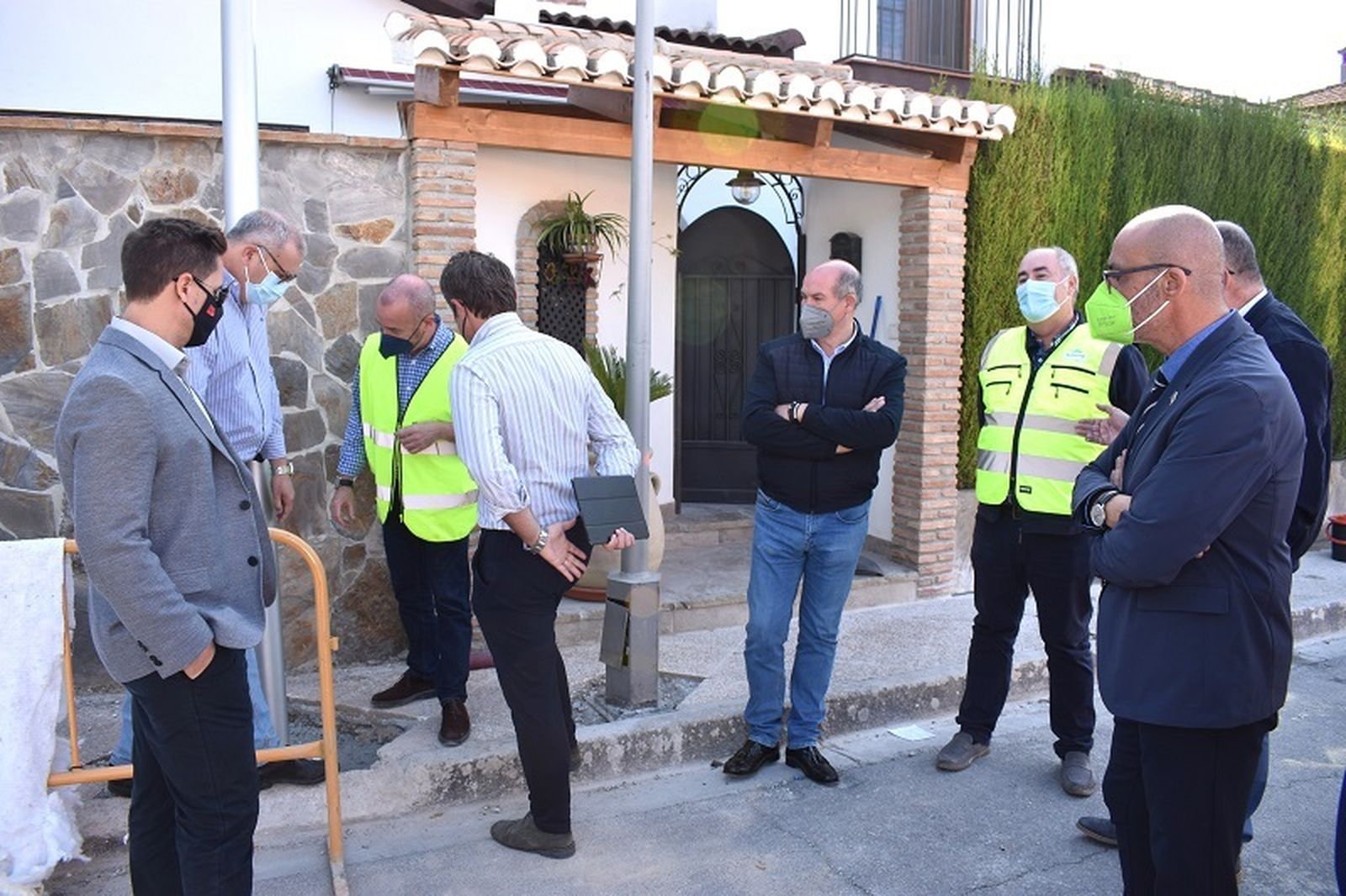 Visita del alcalde de Albolote, Salustiano Ureña, a las primeras actuaciones de renovación del alumbrado público
