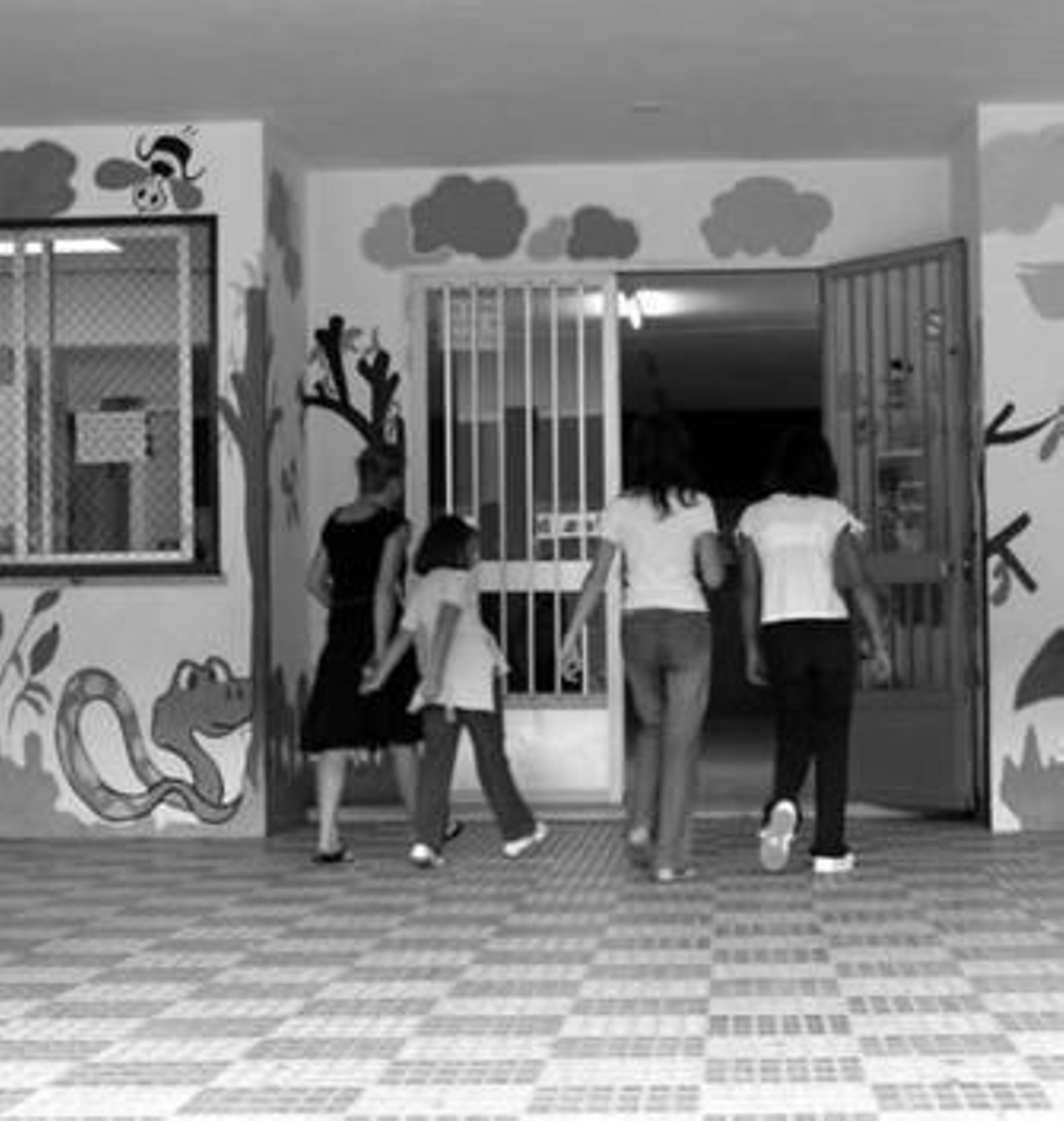 Varias personas acceden al colegio Juan González, en foto de archivo.