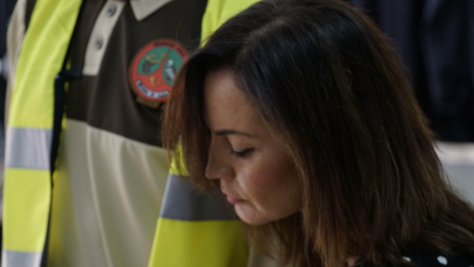 Una mujer coloca uno de los uniformes.