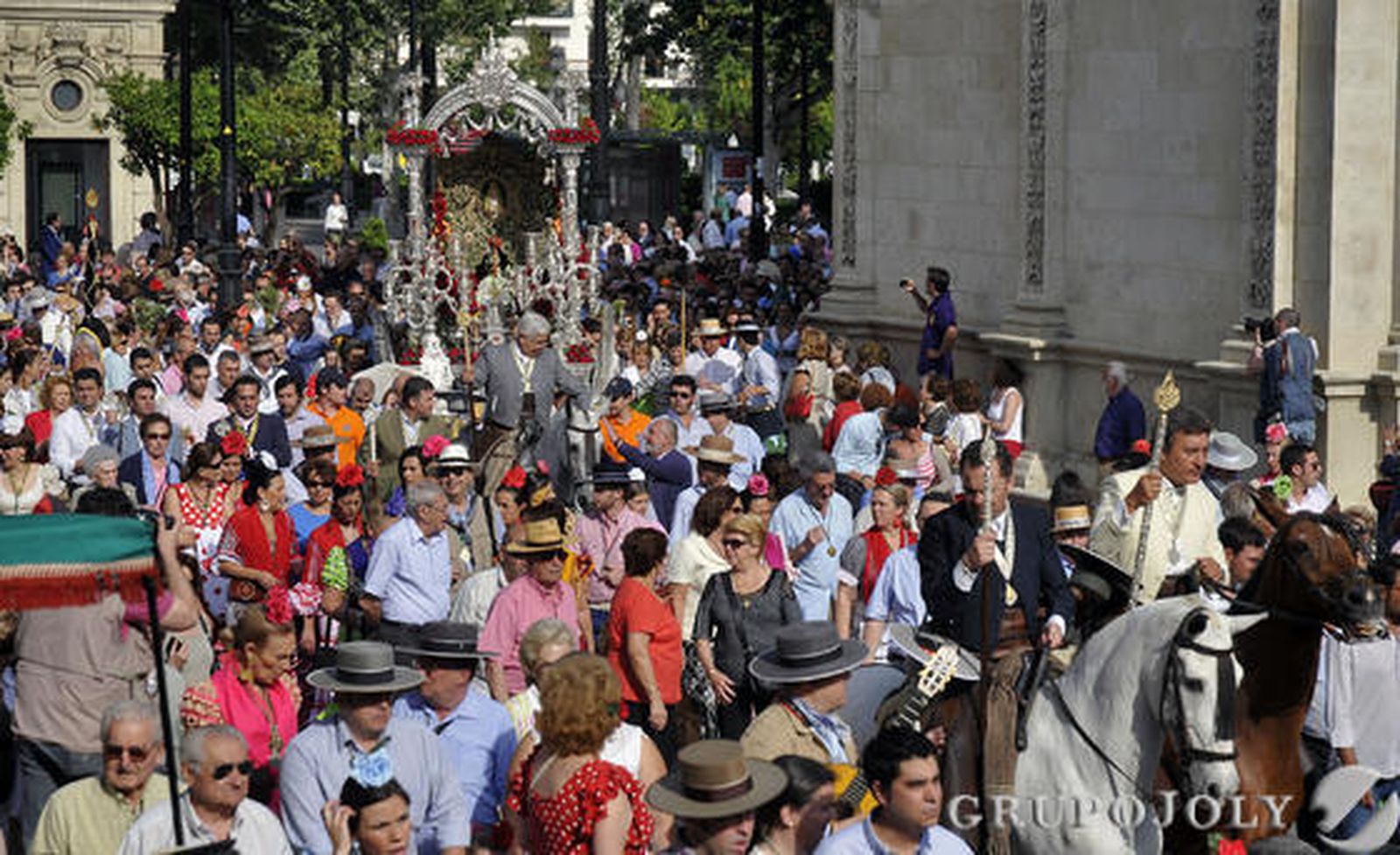 Miles de fieles acompañan al simpecado por las calles del centro.

Foto: Juan Carlos Vázquez
