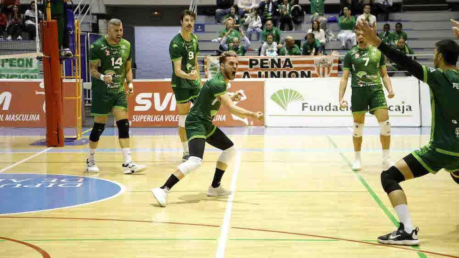 Los ahorradores celebran un punto durante un partido en el Moisés Ruiz de este curso.