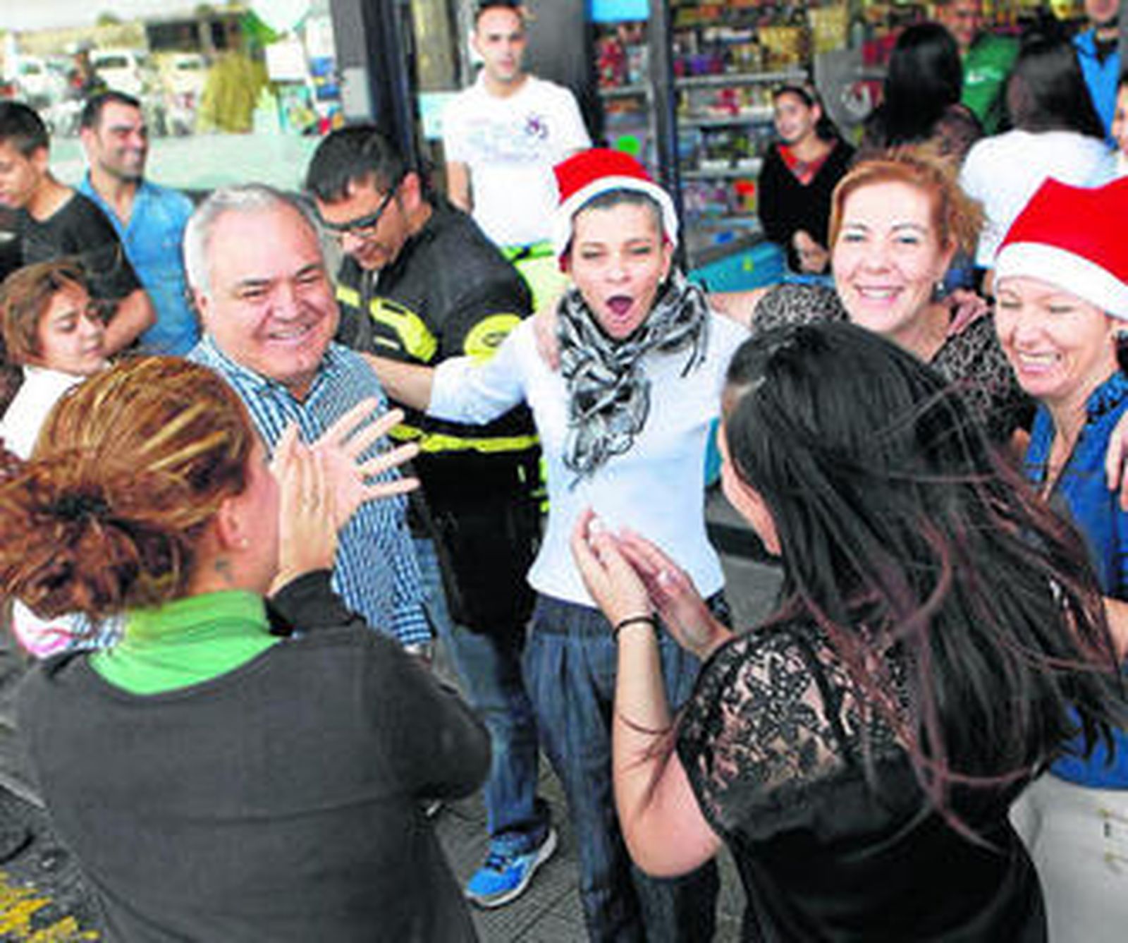 Varios vecinos de Granadilla lo festejan en una de las gasolineras.