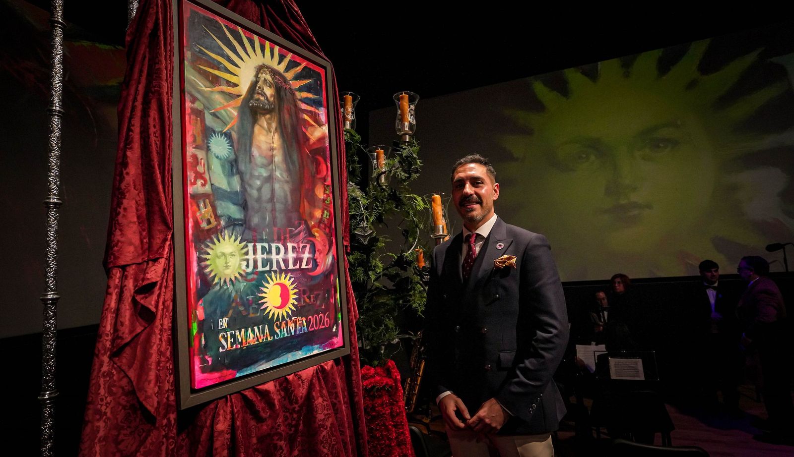 Bruno Díaz posa con el cartel de la Semana Santa 2026.