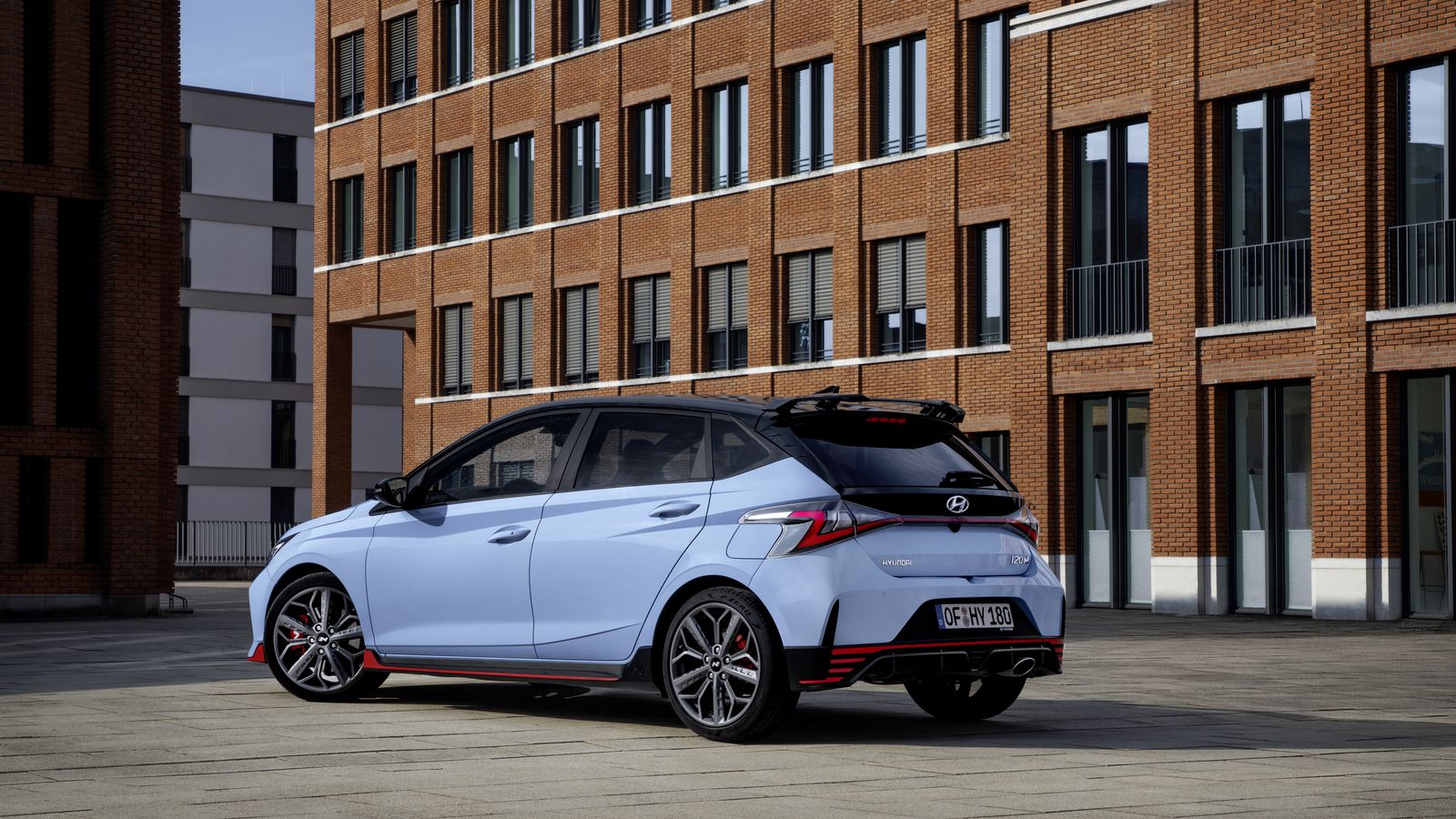 Se identifica claramente de otros i20 por el diseño de su parrilla, pinzas de freno, alerón trasero, difusores o escapes, pero aún así es relativamente discreto.