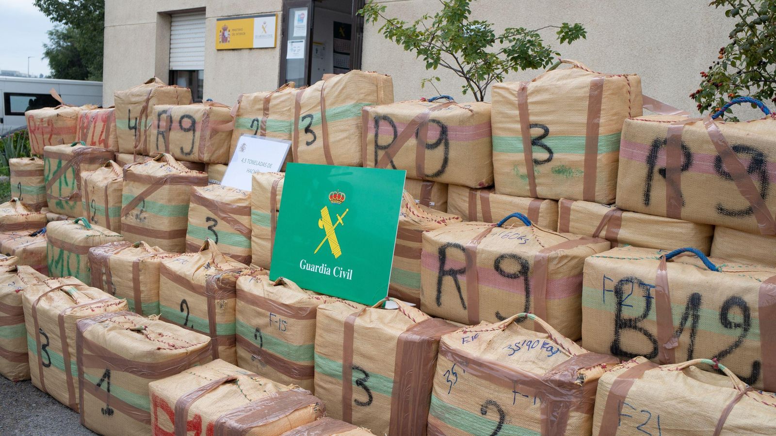 Un alijo de hachís intervenido por la Guardia Civil.
