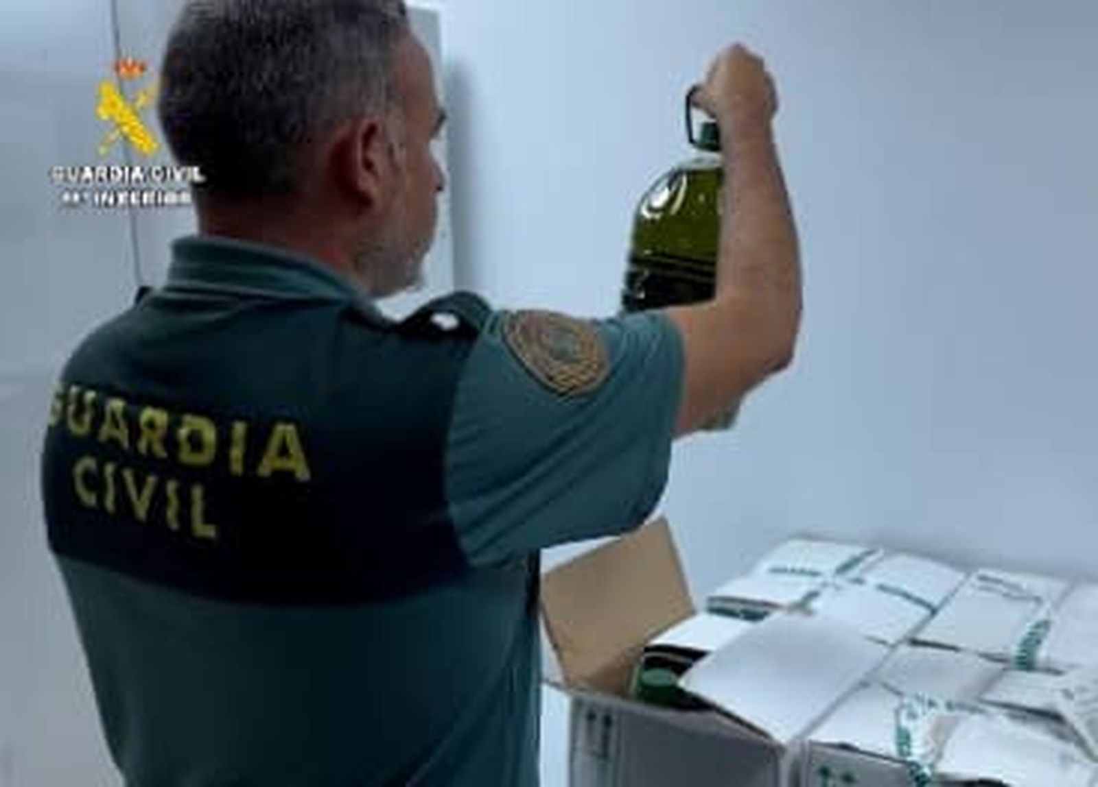 Un guardia civil con una de las garrafas sutraídas.