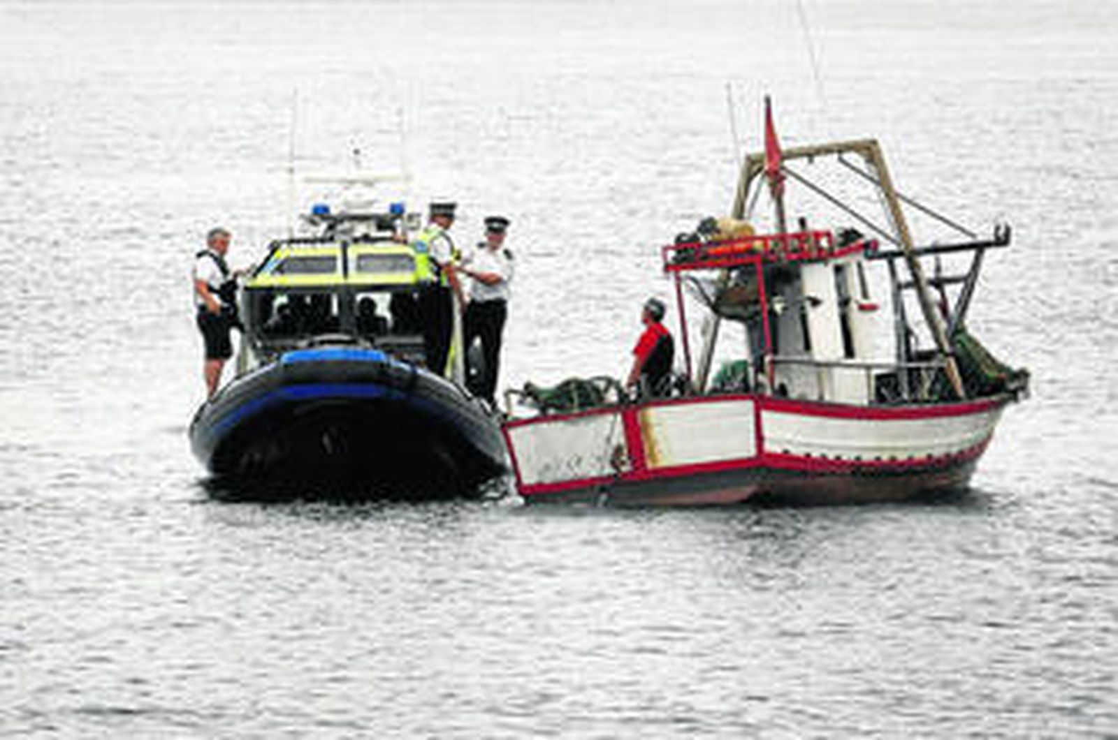 La Royal Police habla con un barco de pesca español en una imagen de archivo.
