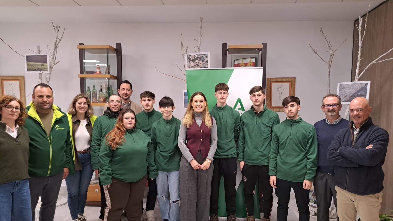 Entrega de diplomas a la primera promoción de la Escuela de Piñeros.