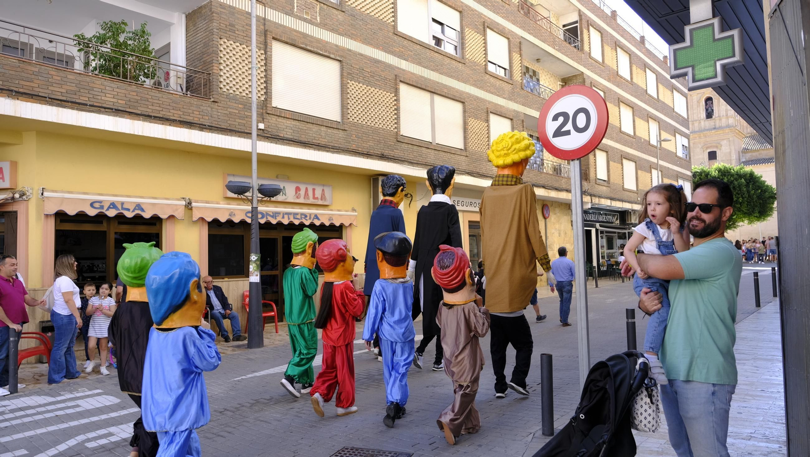 Encierro infantil y gigantes y cabezudos en las Fiestas de Huércal Overa, en imágenes