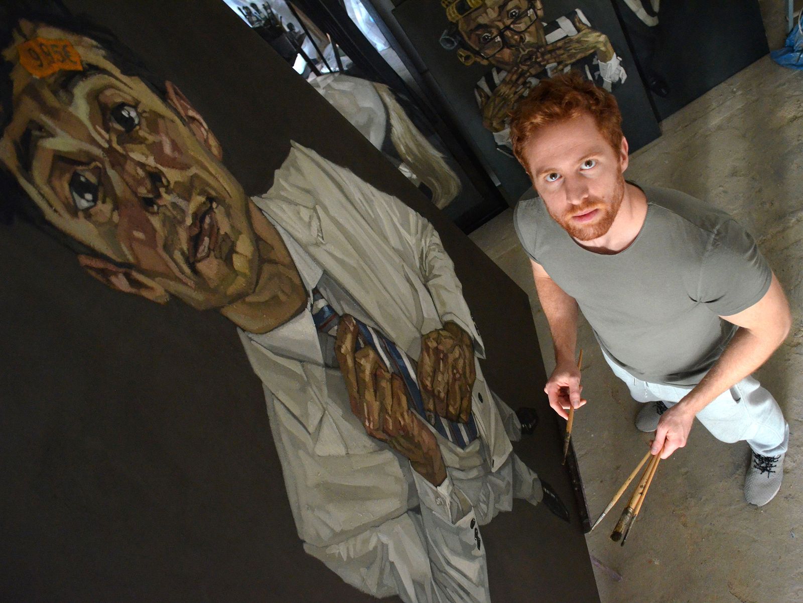 Diego Cerero Molina con uno de sus retratos de la serie 'Romper en caso de emergencia', que puede verse en la Galería Zunino.